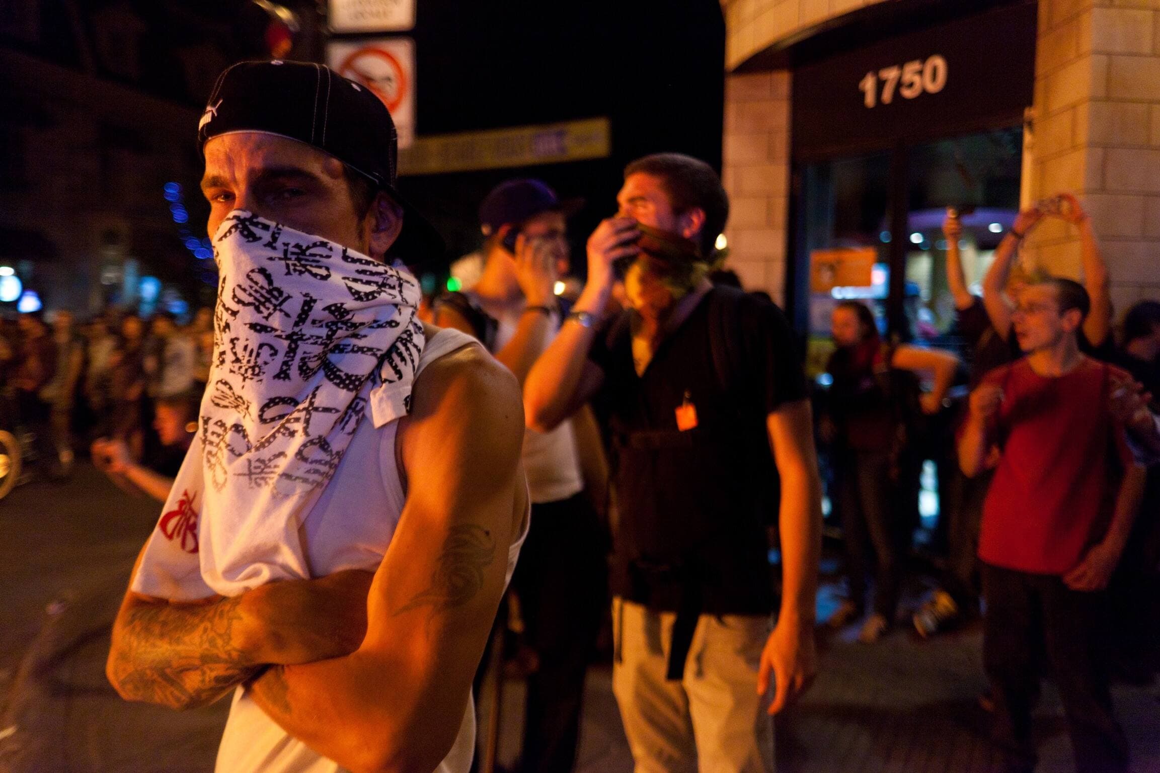 Pendant une manifestation nocturne, en 2012