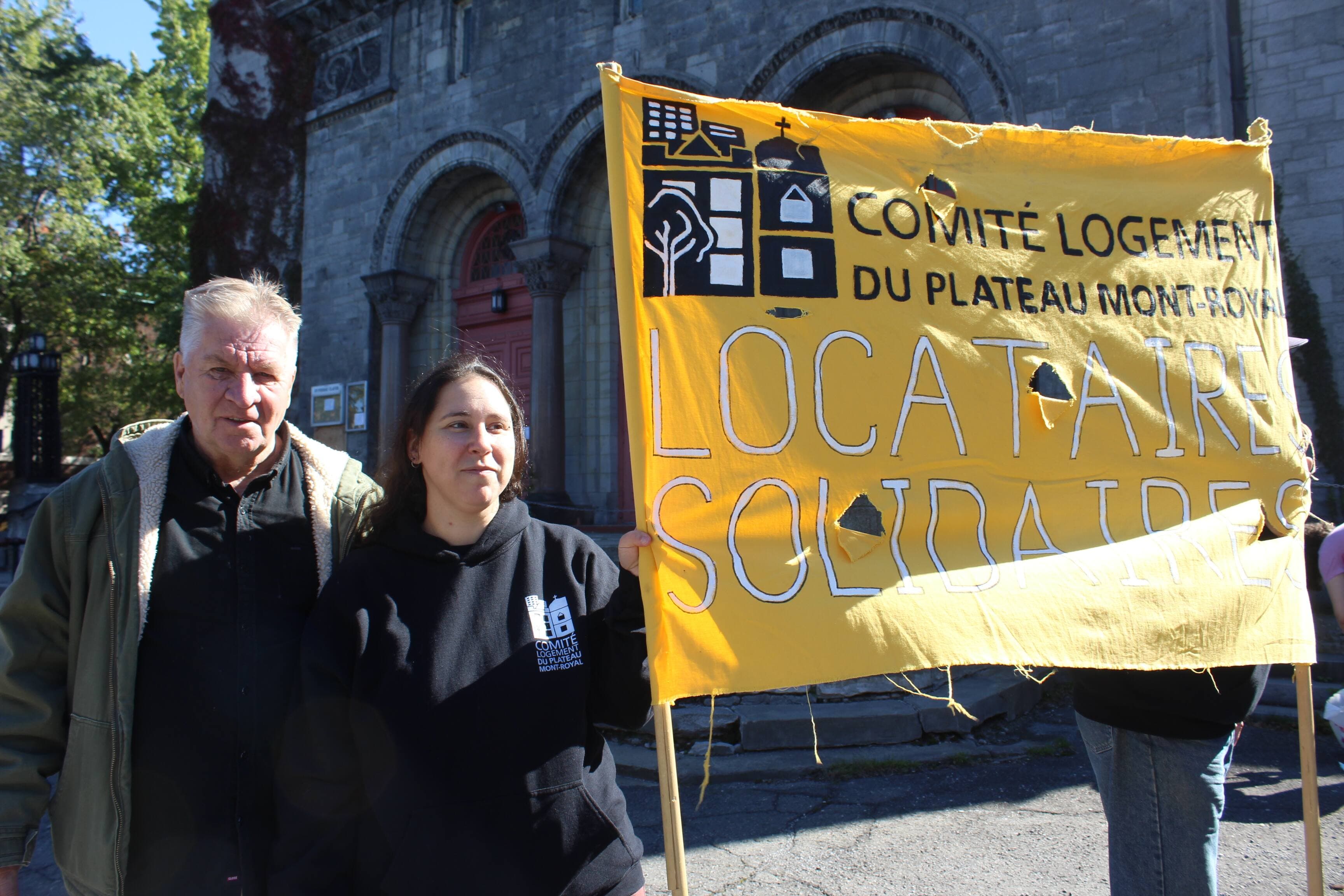 Des manifestants devant l'église Saint-Pierre-Claver