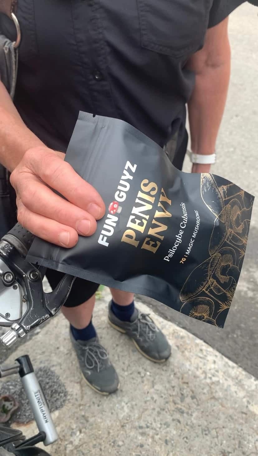 Une dame âgée dans la soixantaine s'est procuré des champignons magiques chez Funguyz avant la perquisition des policiers.