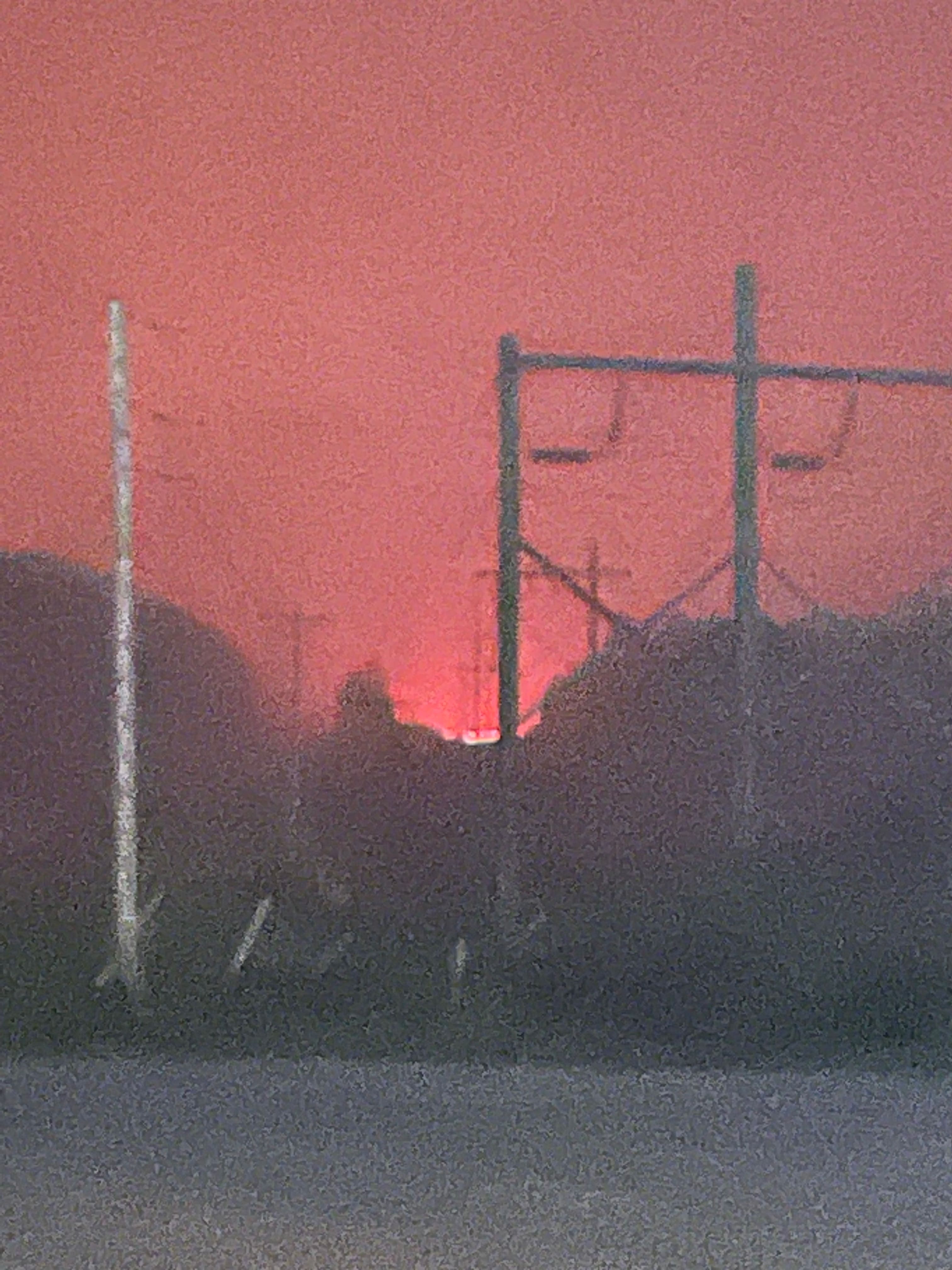 Le feu a progressé à une vitesse folle au courant de la journée de vendredi. Aux alentours de 17h, il était visible depuis le stationnement.