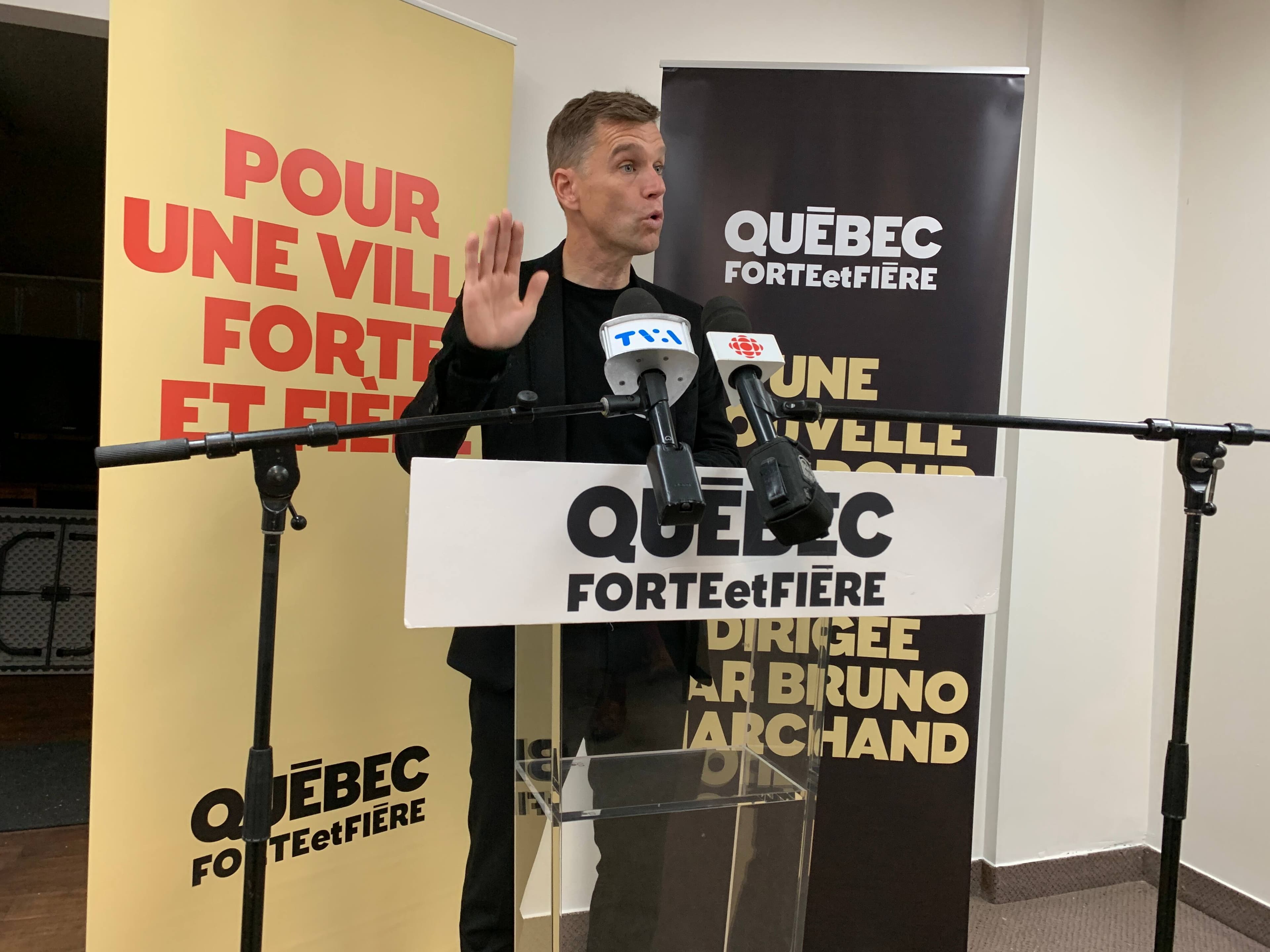 Bruno Marchand, chef de Québec Forte et Fière, a rencontré les médias jeudi matin à son local électoral.
