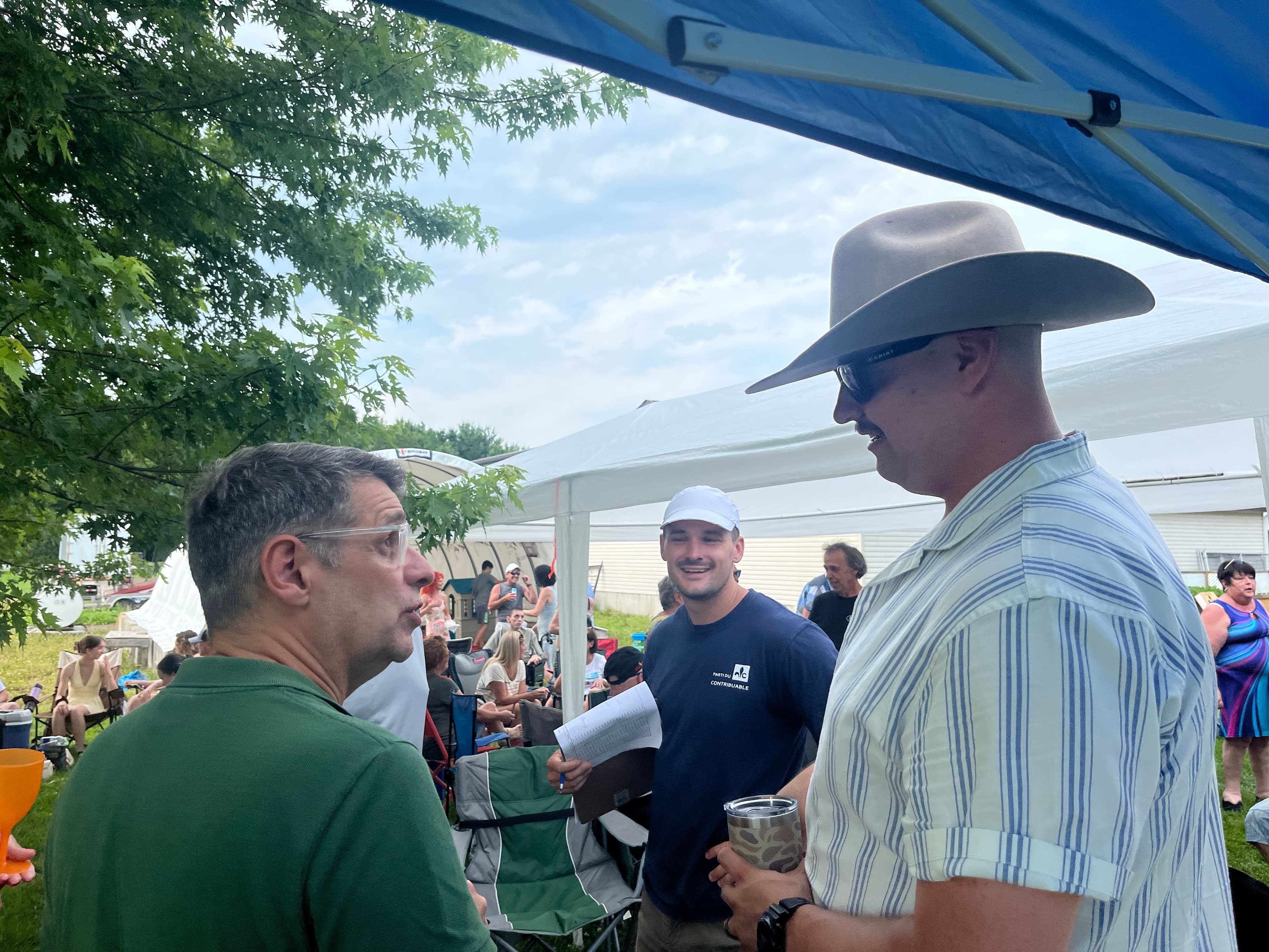 Le chef conservateur Éric Duhaime, en compagnie d’un partisan de sa formation, Pierre-Karl Lanctôt.