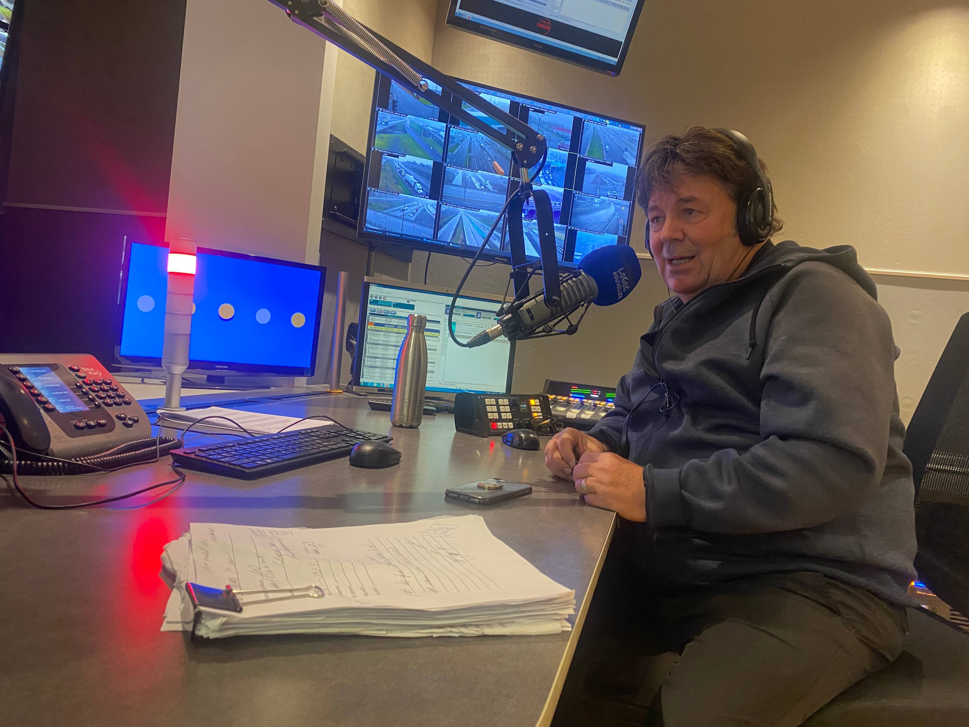 L’animateur Daniel Evans. Lui et son collègue occupent également chacun leur tour chaque demi-heure le rôle de recherchiste prenant les appels du public.