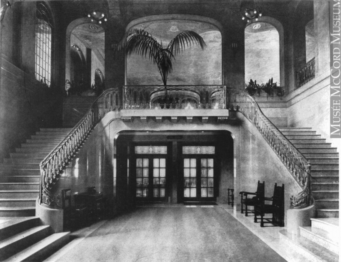 Le grand escalier du Château Frontenac, vers 1925.