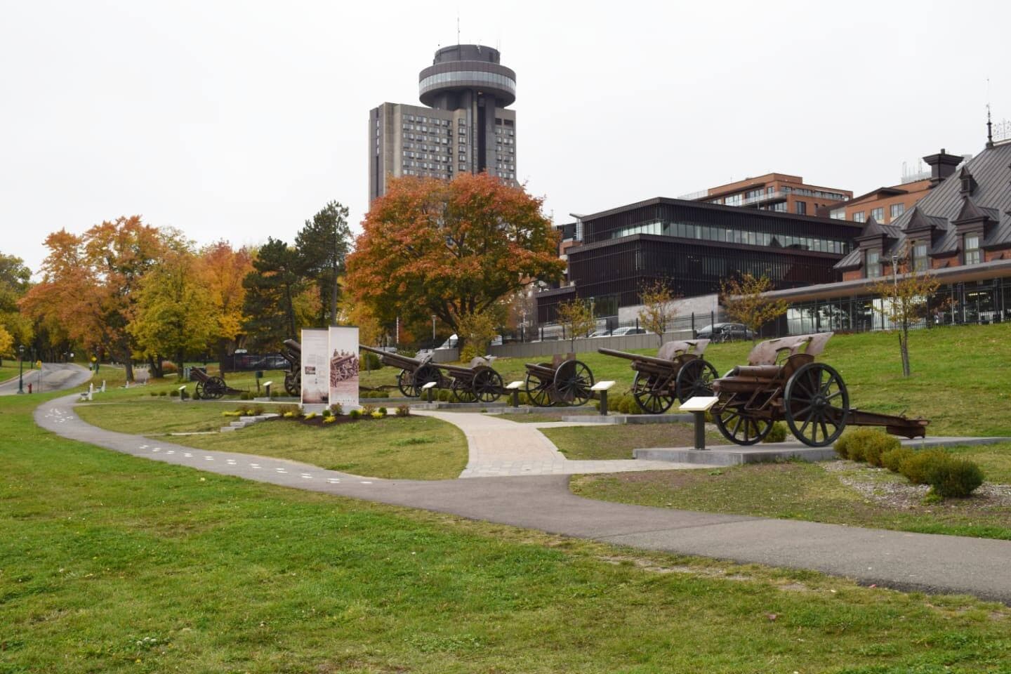 La collection de canons allemands de la Première Guerre mondiale située derrière le Manège militaire de la Grande Allée.