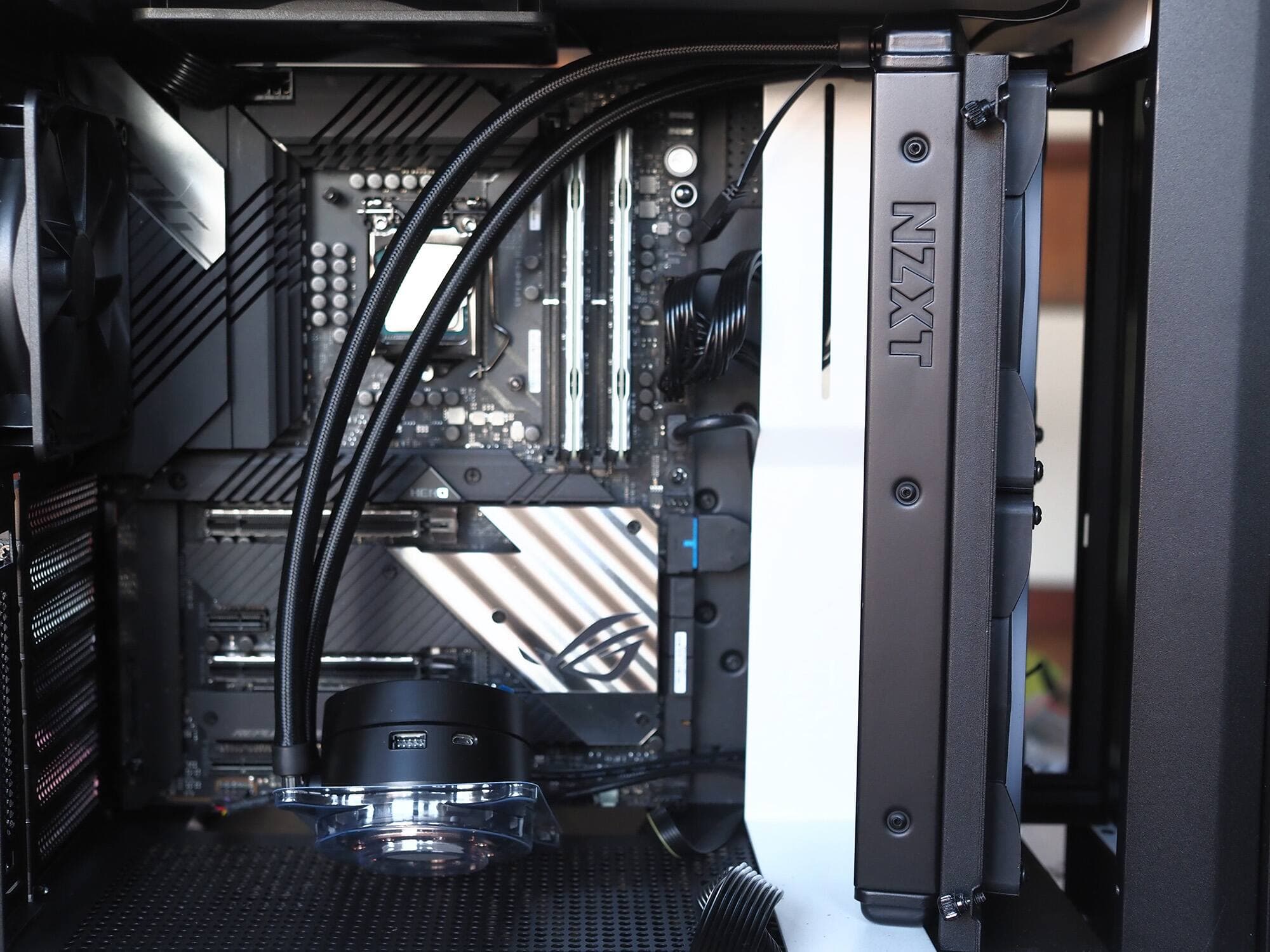 Dans l’assemblage ici, le puit de chaleur du Kraken X63 est installé à l’avant du boitier, et est refroidi par l’air qui entre dans l’ordinateur.