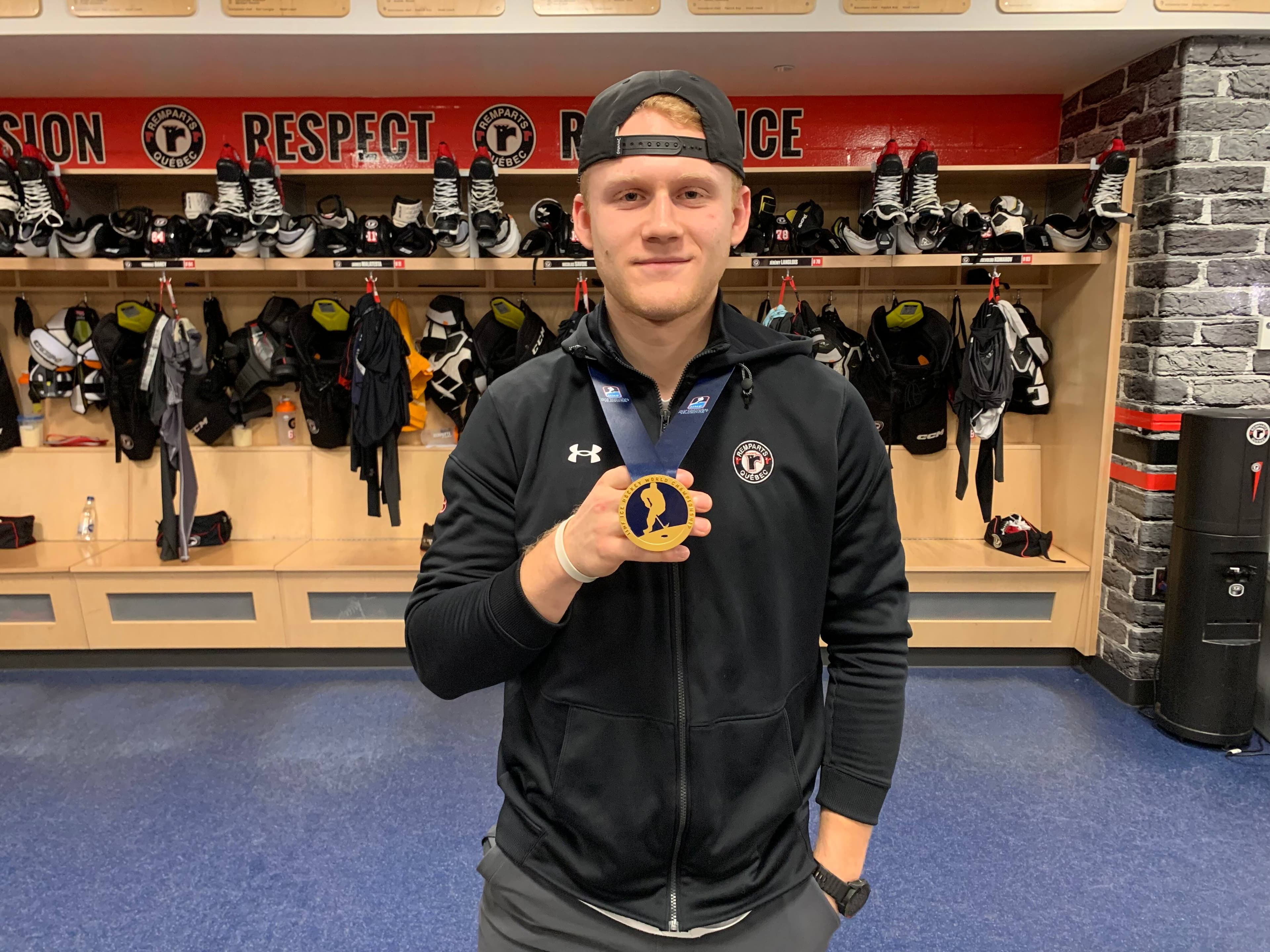 Médaille d’or au cou, Nathan Gaucher a renoué avec certains coéquipiers hier en fin d’après au centre Vidéotron avant de participer à une séance d’entrainement en solo.