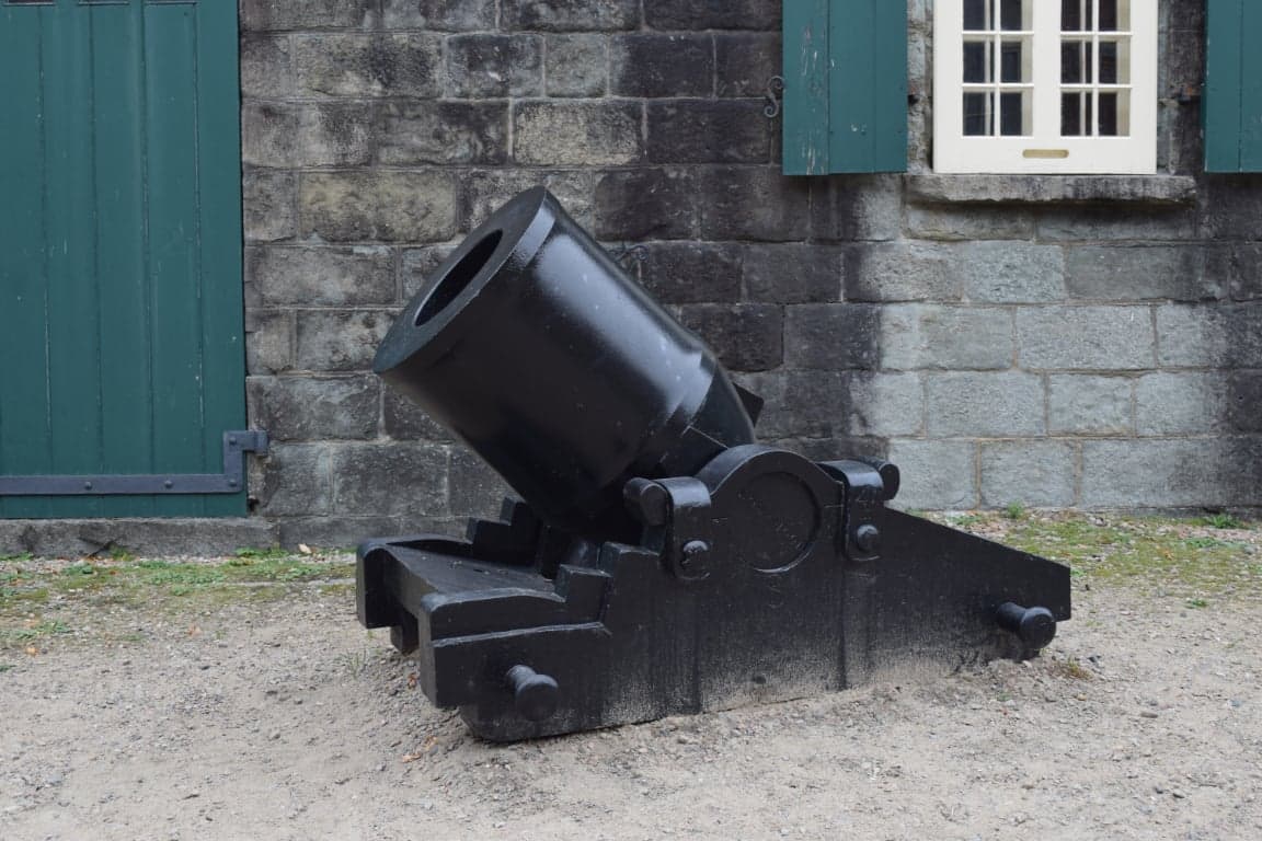 Un mortier sur un affût de paix.