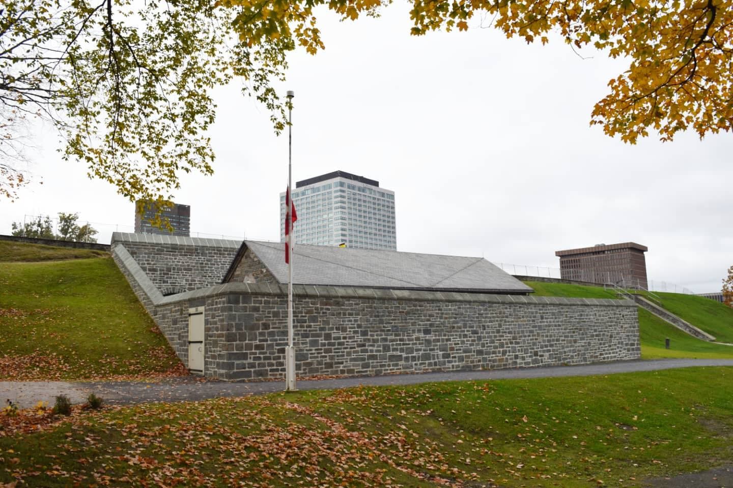 La poudrière de l'Esplanade de la rue Saint-Louis.