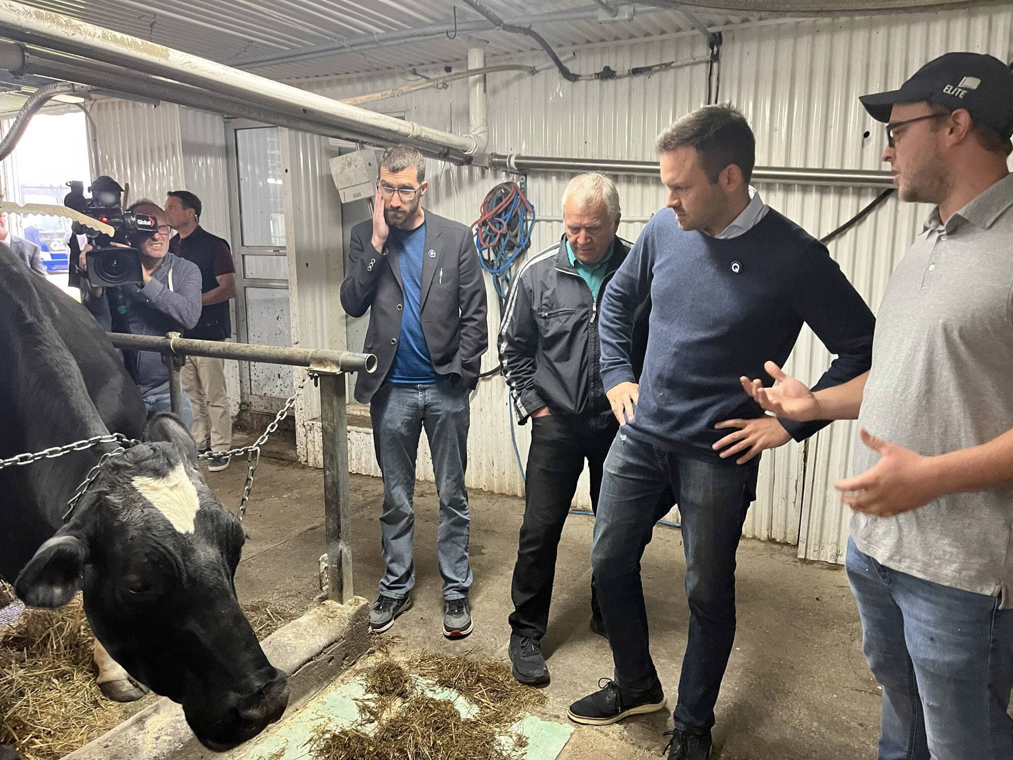 Le chef du PQ Paul St-Pierre Plamondon a visité une ferme à Sainte-Gertrude-Manneville en Abitibi.