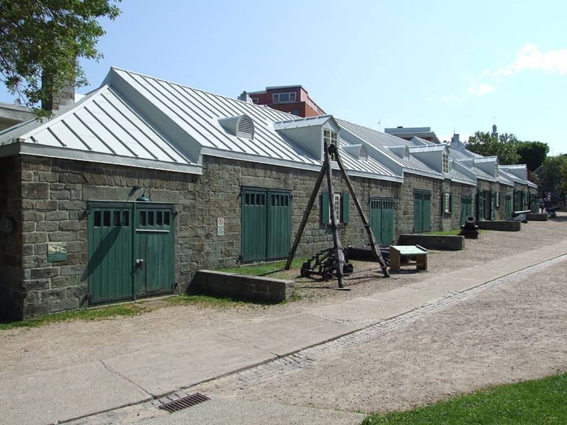 L'entrepôt d'affûts à canon du parc de l'Artillerie.