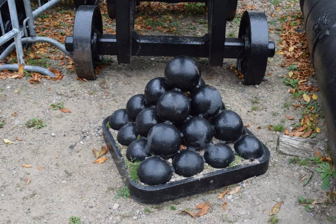 Petit parc à boulets situé au parc de l'Artillerie.