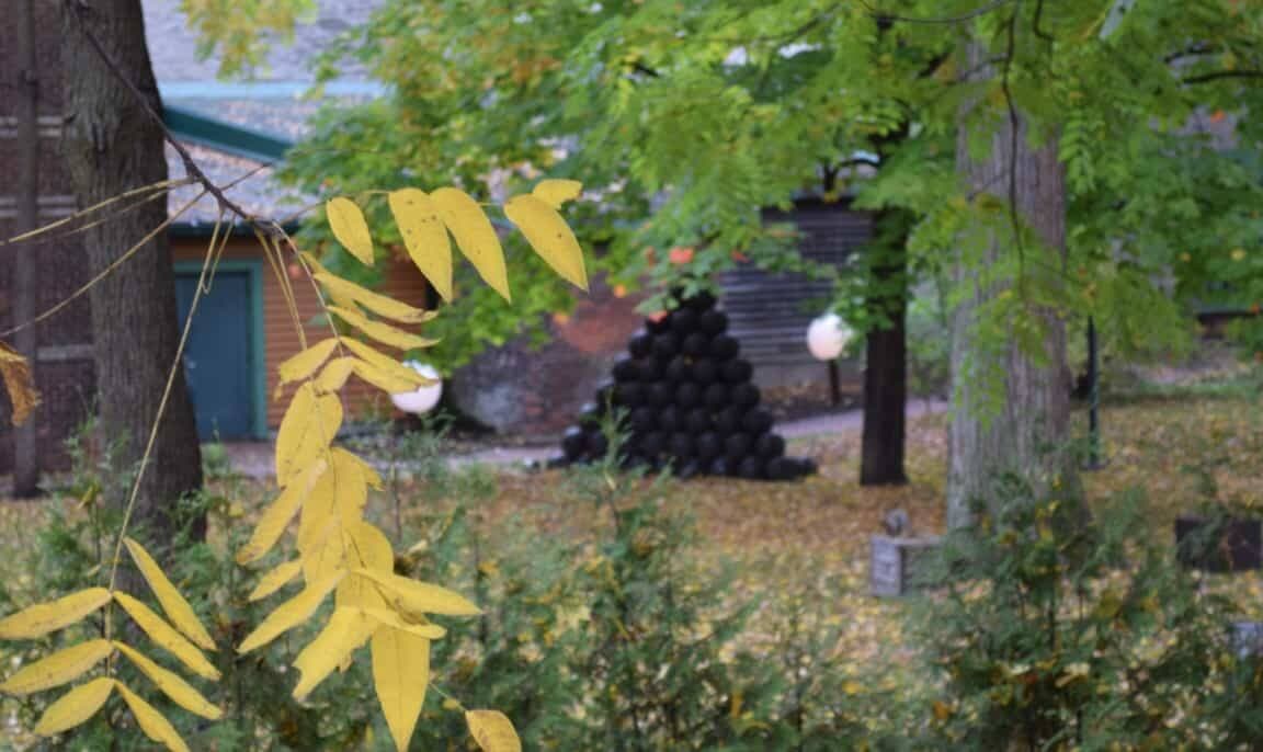 Gros parc à boulets situé dans la cour du Cercle de la Garnison.