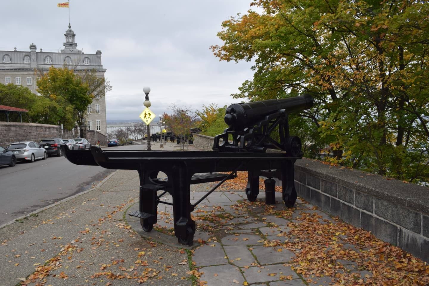 Canon monté sur un affûts pivotant pour un tir à barbette.