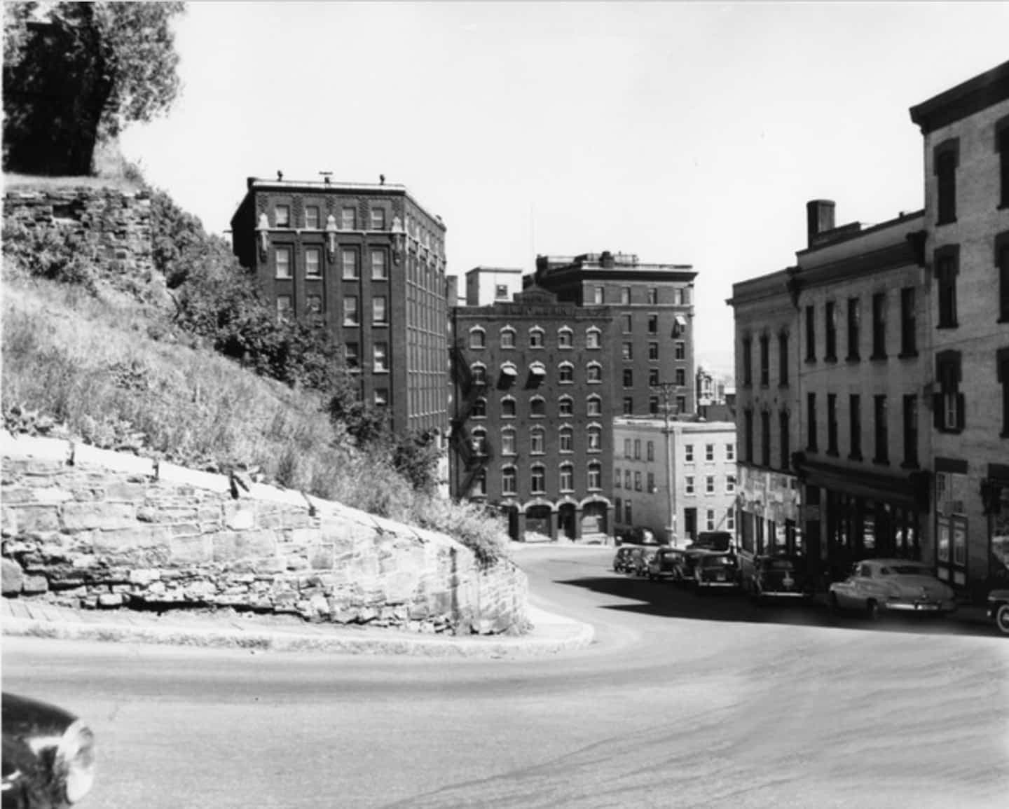 L'édifice Morin vers 1955 (au centre), côte de la Montagne.