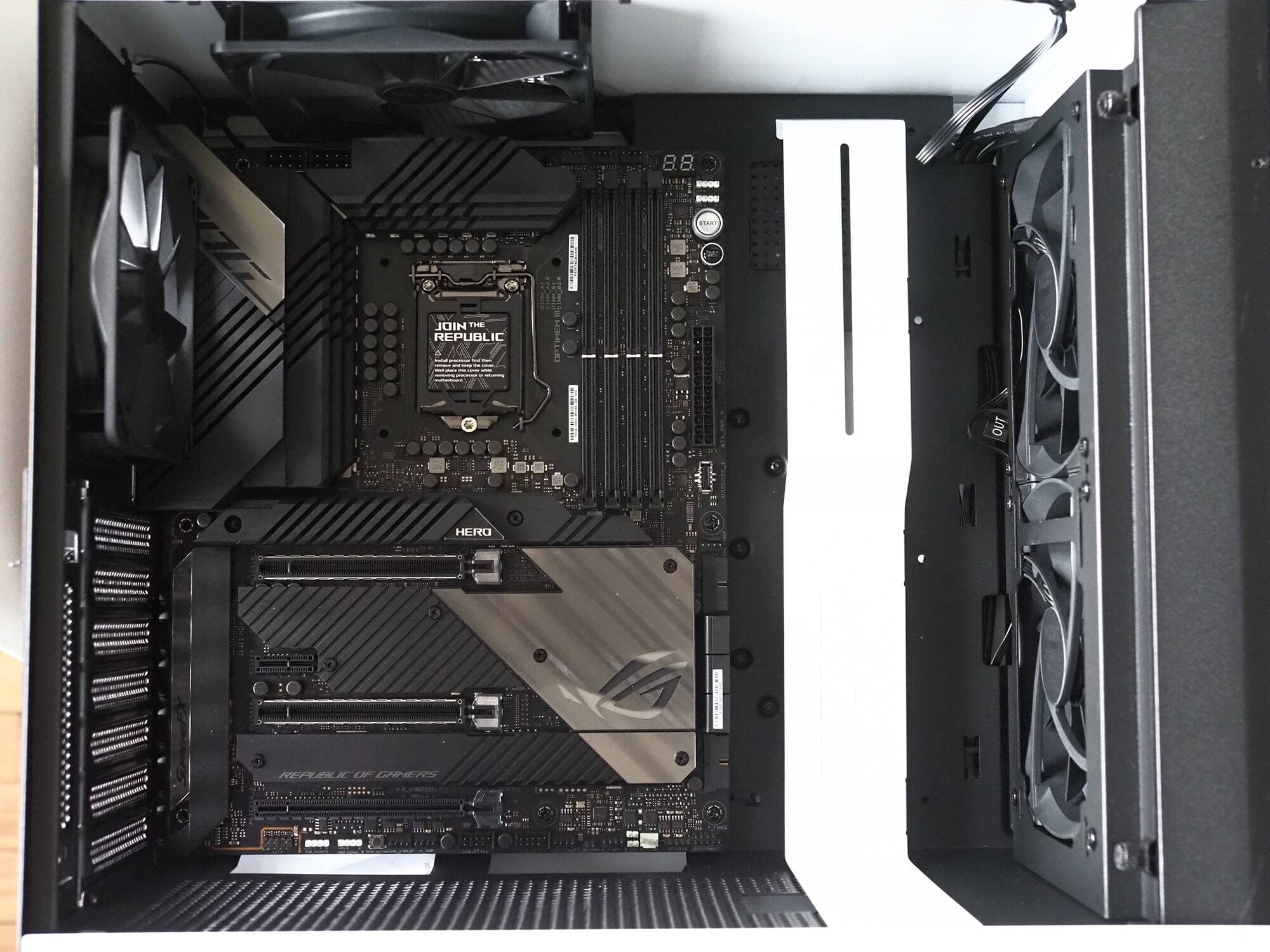 Contrairement à cette photo, vous devriez installer certaines composantes sur la carte avant de visser cette dernière dans votre boitier.