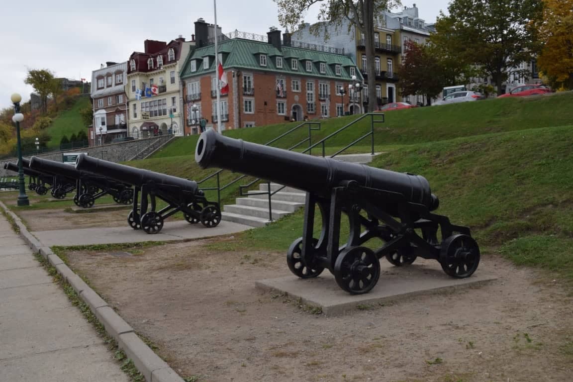 Les canons russes de la terrasse Dufferin.