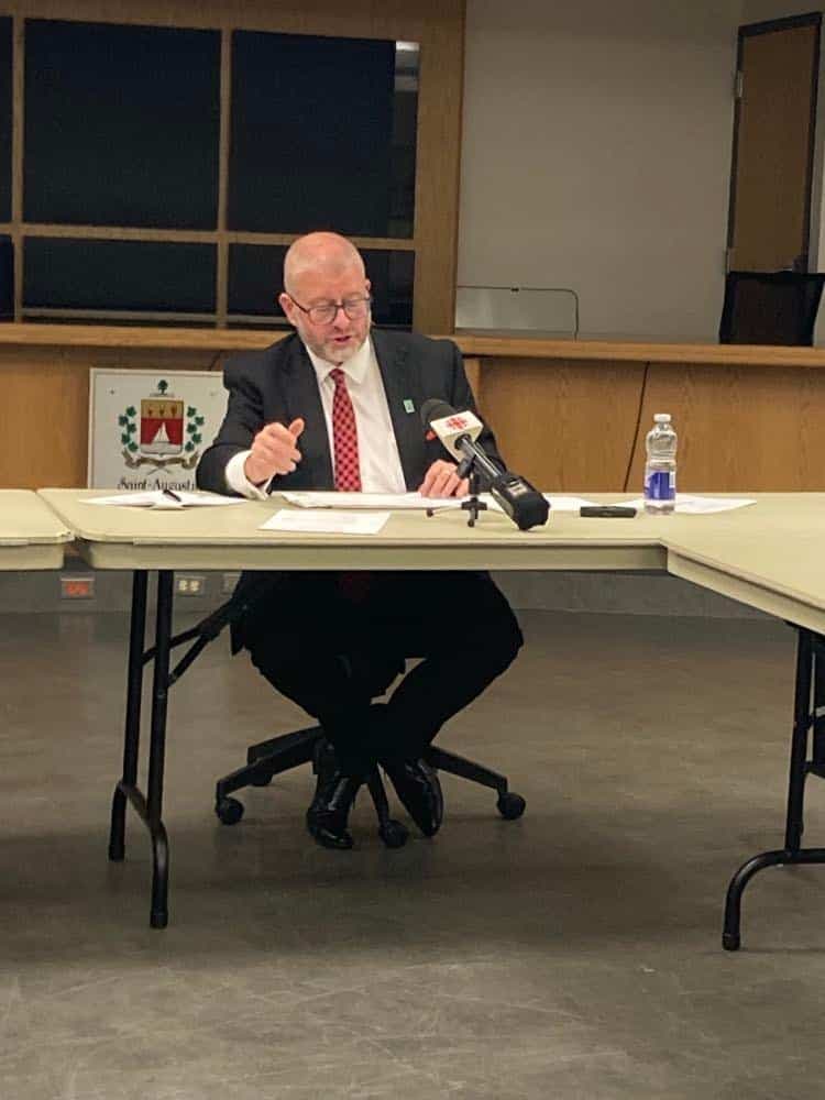 Le maire Sylvain Juneau, mardi soir, lors de la présentation technique du budget 2022 de Saint-Augustin-de-Desmaures.