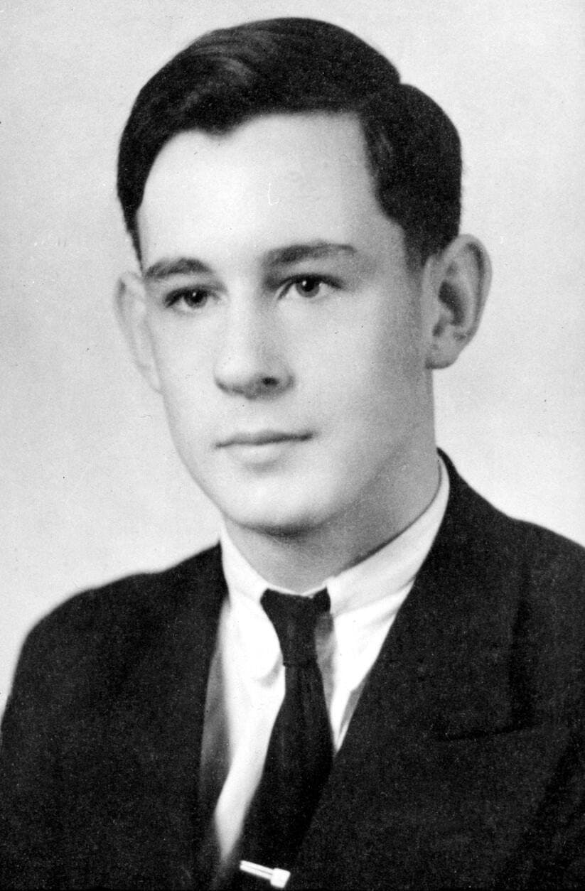 René Lévesque à 17 ans au collège des Jésuites à Québec, 1939.