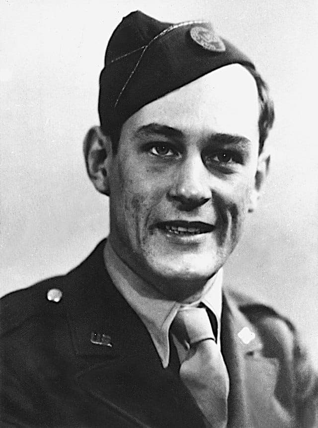 René Lévesque en 1944, alors qu'il travaille pour l'Office of War Information des États-Unis.