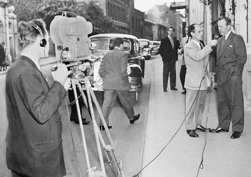 René Lévesque interroge Lester B. Pearson, ministre des Affaires extérieures du Canada, à l’extérieur de l’ambassade canadienne à Moscou, octobre 1955.