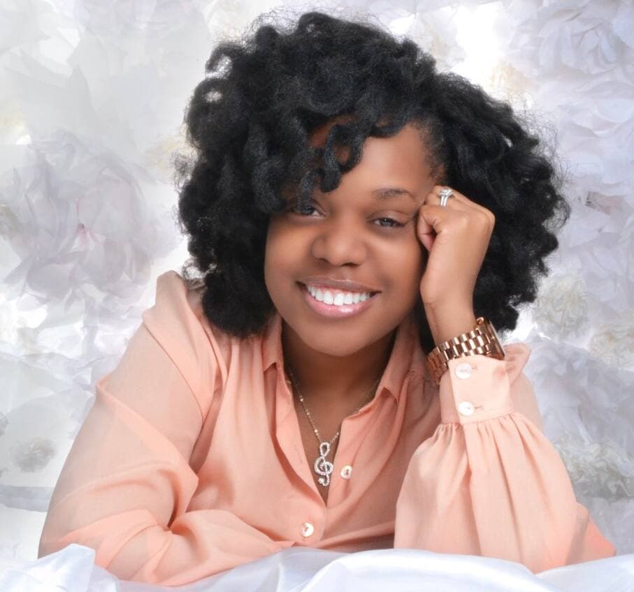 Marie Adolphe est la propriétaire et fondatrice de M.A Signature Event Design, qui organise des mariages et décore des tables à domicile.