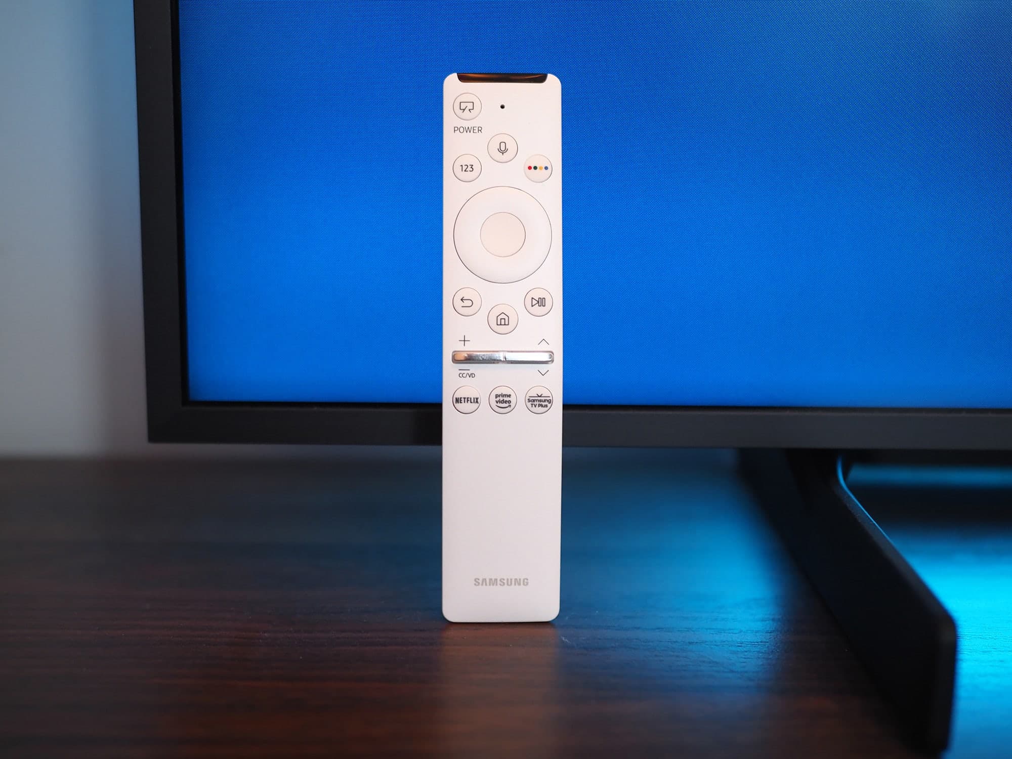 La télécommande de la télévision The Frame est simple, mais efficace.