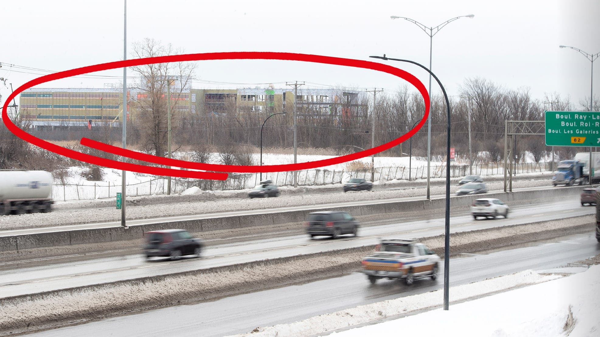 La future école d’Anjou, à Montréal, est à moins de 200 mètres de l’autoroute, à 500 mètres d’une carrière et à un kilomètre d’un terminal pétrolier.