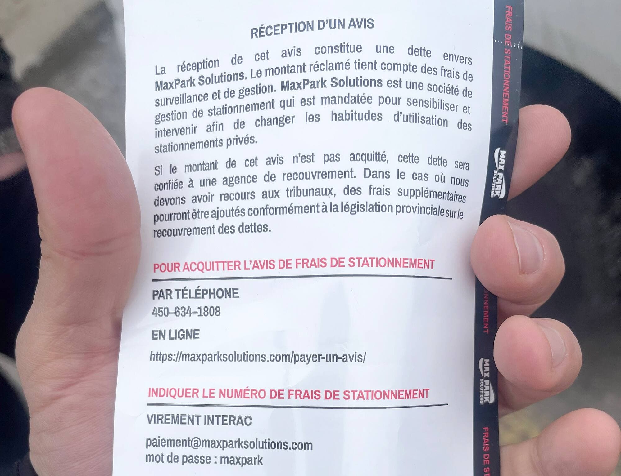 L’endos de l’avis affirme que des procédures de recouvrement seront entamées si l’amende exigée n’est pas payée.