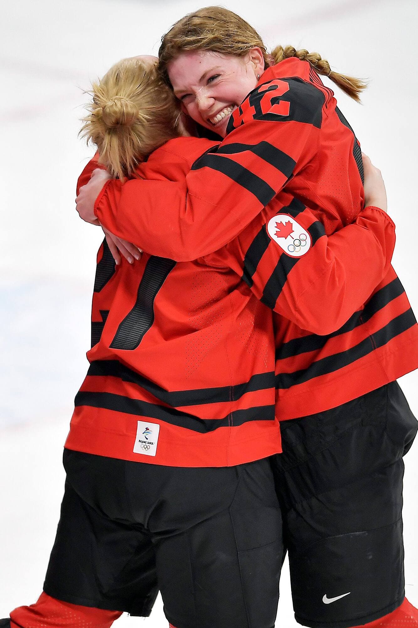 Ashton Bell (21) et Claire Thompson (42) se sont sauté dans les bras une de l’autre pour célébrer la victoire.