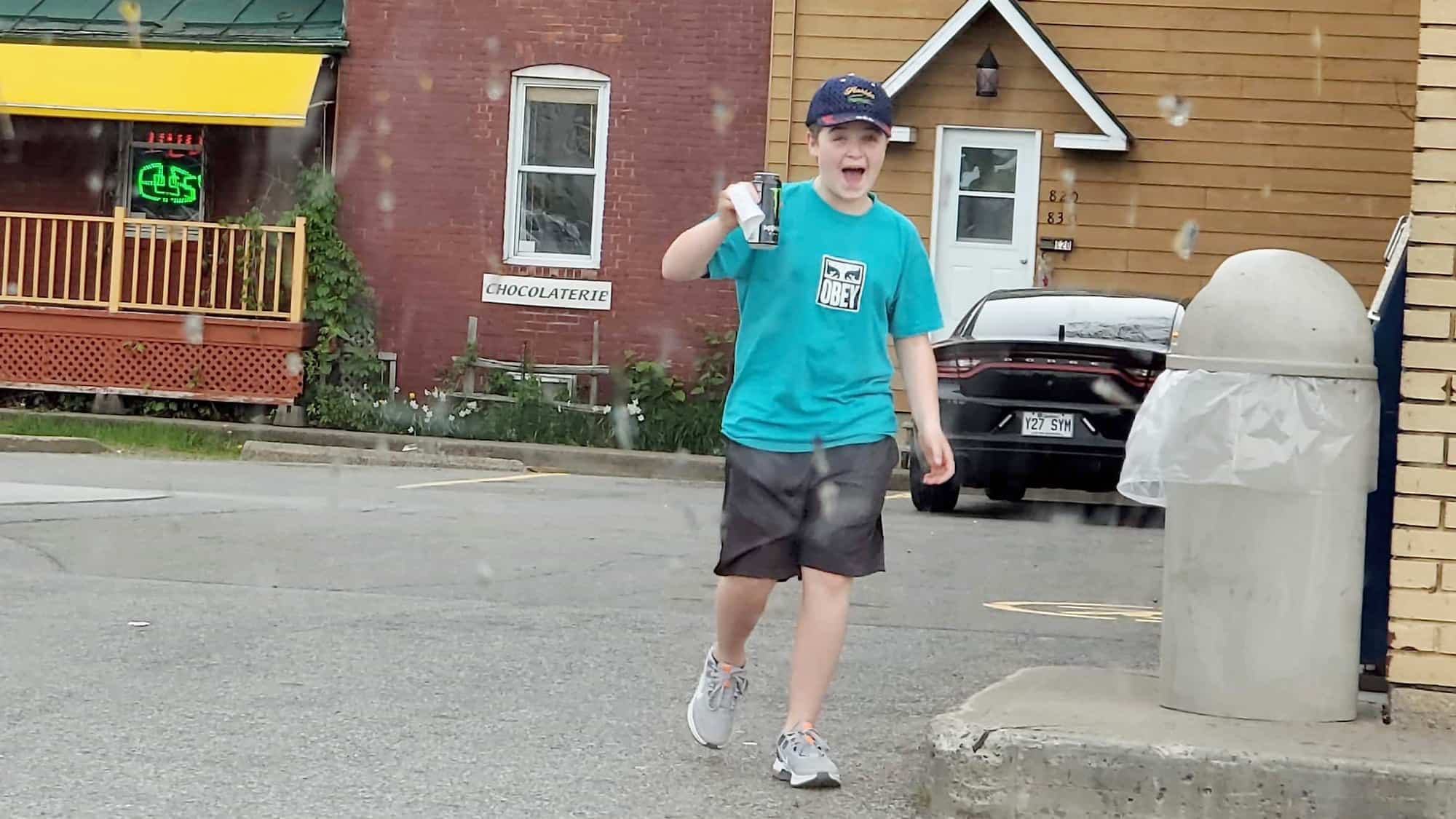 Le jeune Edward était bien fier d’avoir réussi à acheter une autre canette de Monster Energy à Shawinigan pour illustrer ce reportage.