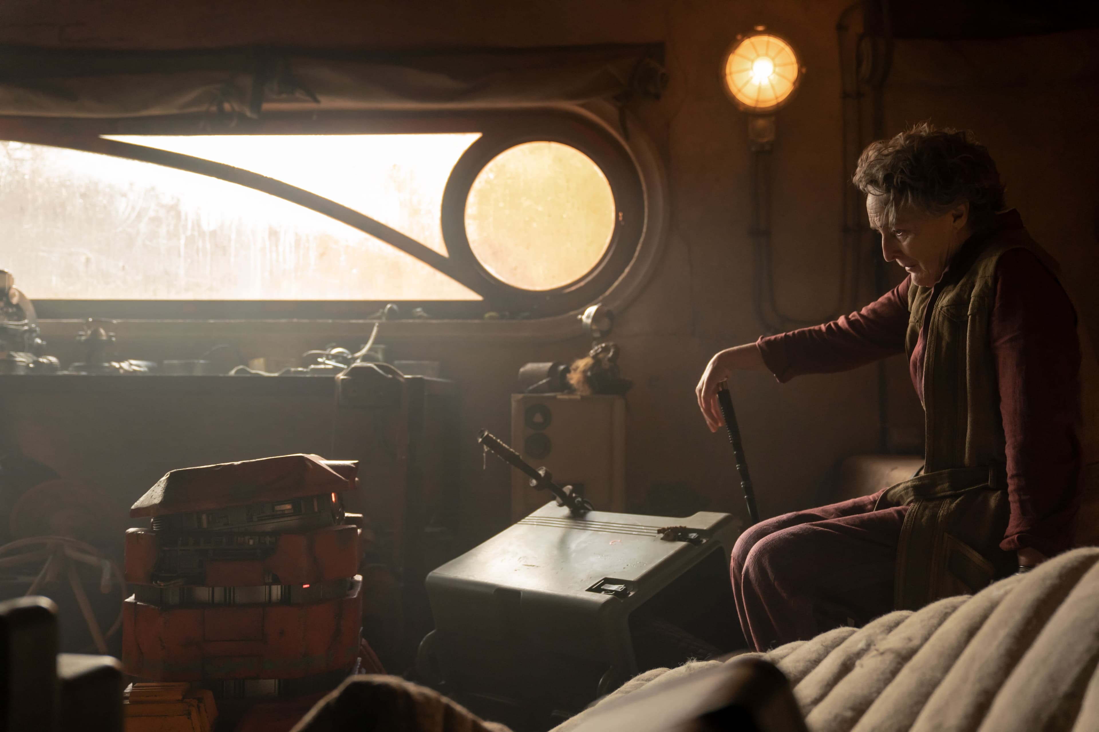 B2EMO et Maarva (Fiona Shaw) dans Andor (2022)