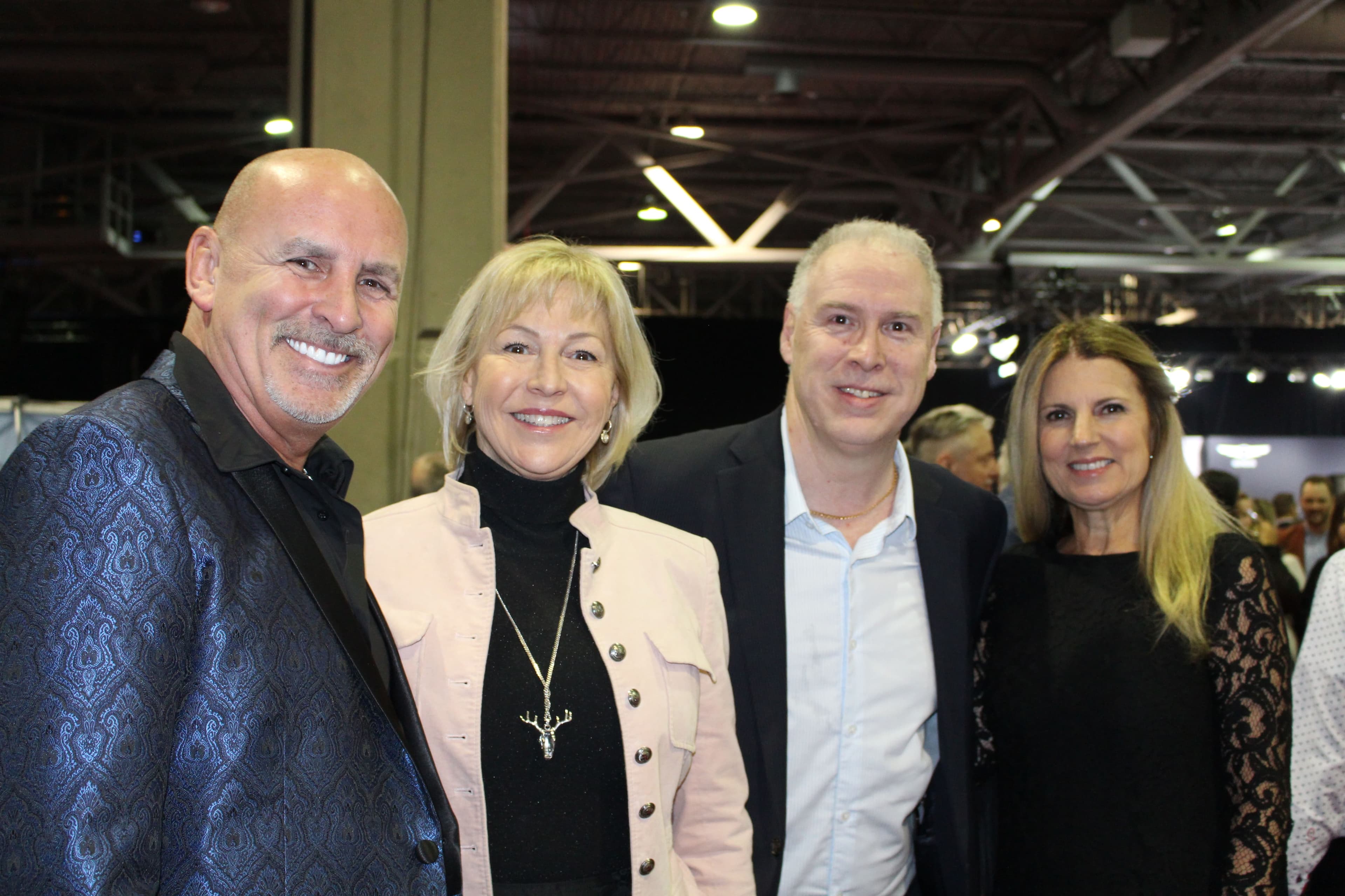 Jean L'Espérance de Cartier Chevrolet. Nathalie Langevin, directrice générale de TVA Québec et directrice des ventes de TVA Québec et du Journal de Québec, Luc Berthelot du Groupe Daigle et Annie Laliberté de Beauport Hyundai Genesis de Québec.
