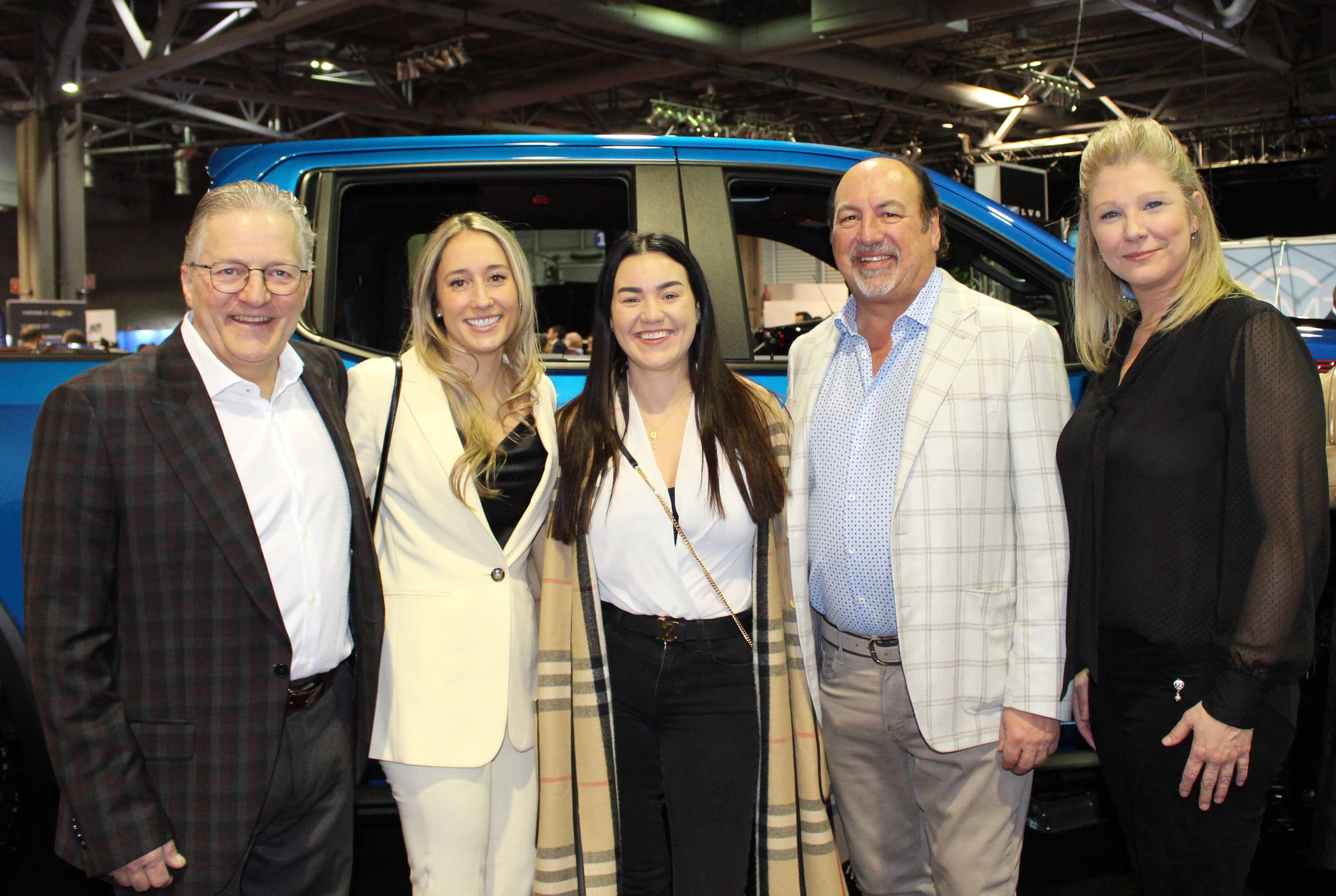 Gaétan Demers et Annélie Demers de Gosselin Auto, Claudia Desharnais et Denis Desharnais de Desharnais Pneus et Mécanique ainsi que Mélanie Soucy de Québecor Média.