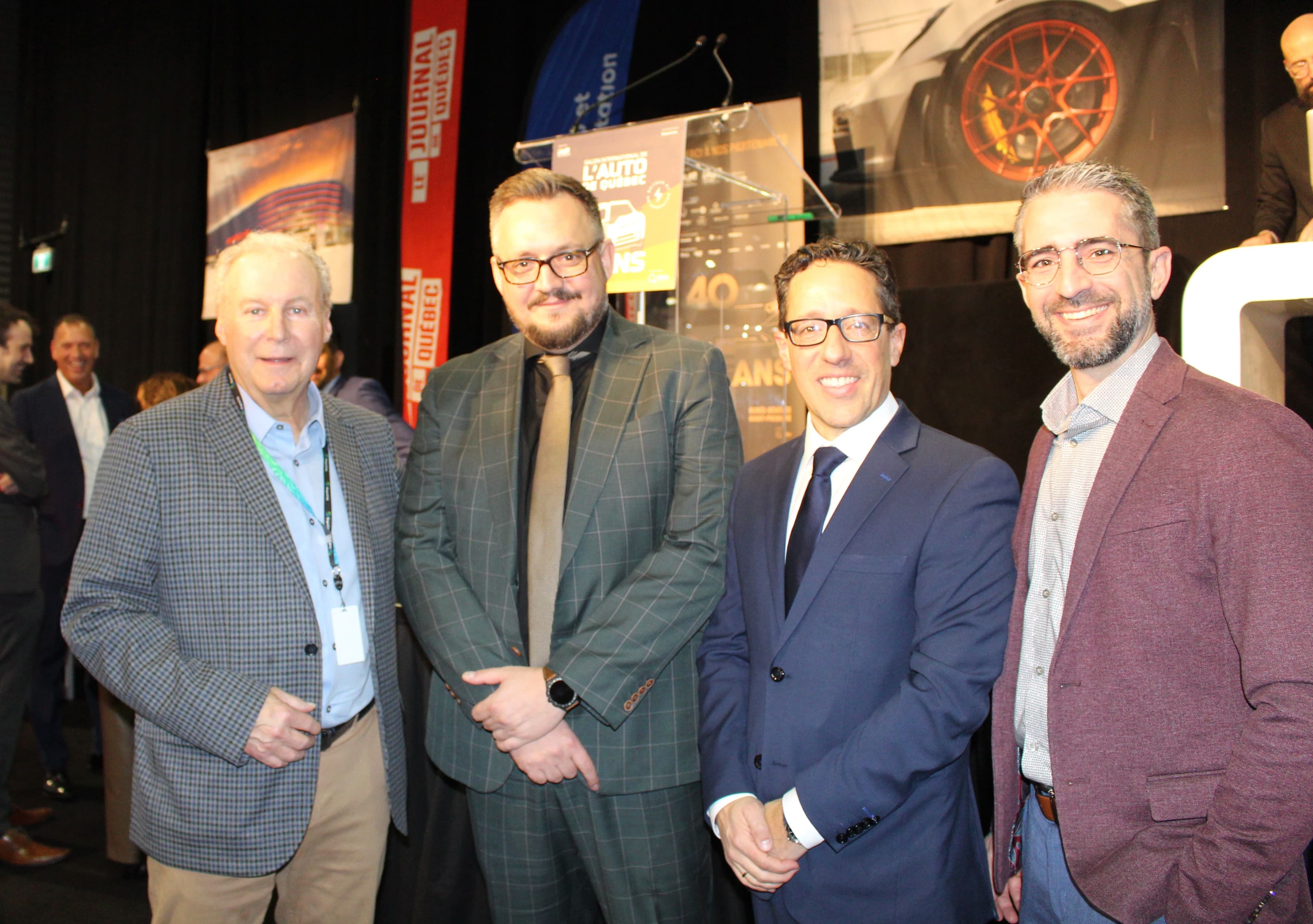 Claude Lussier de Plan de match communication, Louis Desmeules, directeur général de Porsche Québec et président du Salon International de l’auto de Québec, Charles Drouin, directeur général du Salon de l'auto, ainsi que Michaël Drolet de Québecor Média.