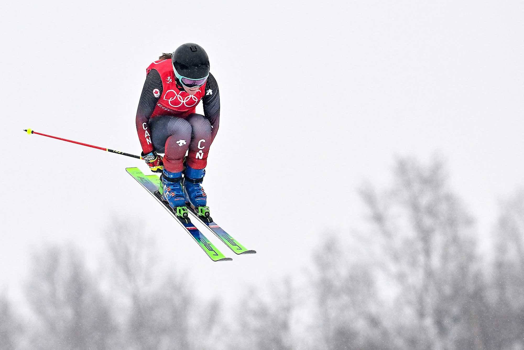Brittany Phelan lors des huitièmes de finale de ski cross jeudi sur la montagne de Zhangjiakou.