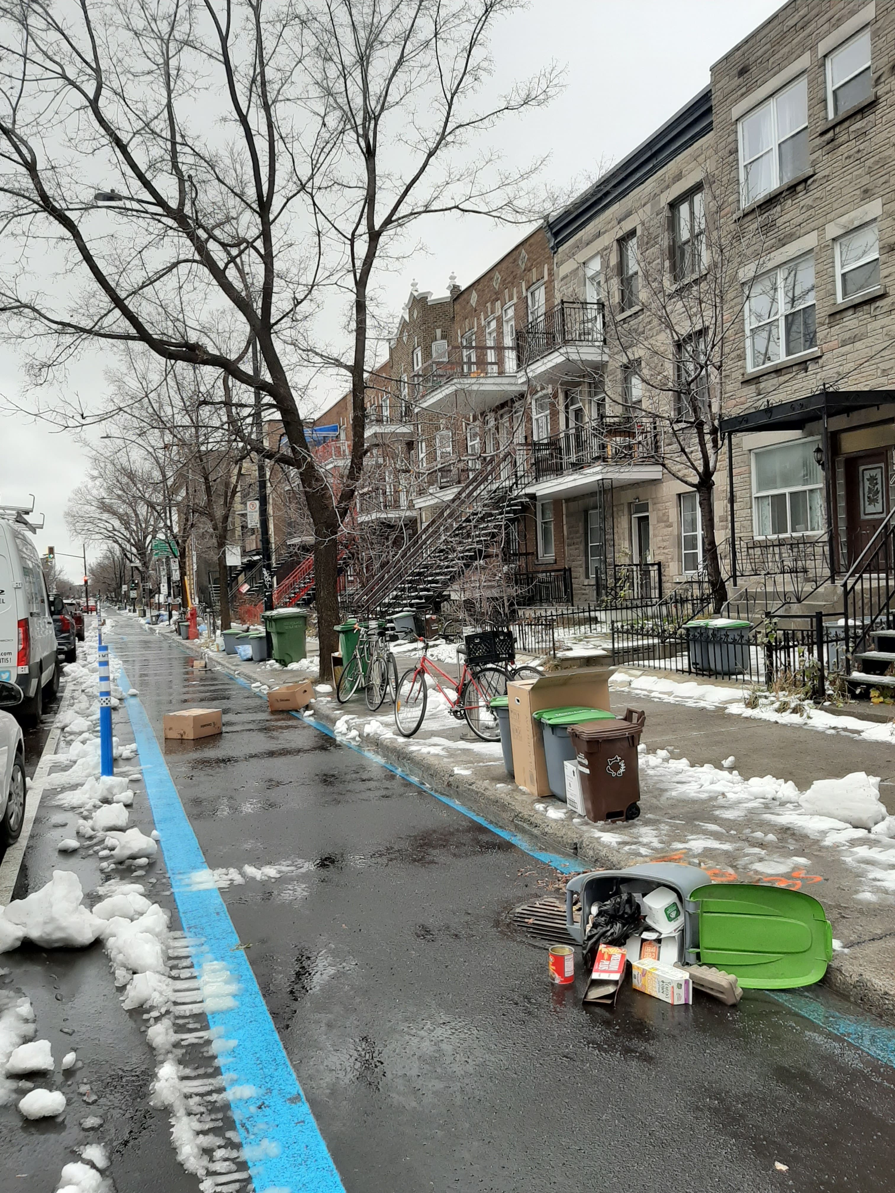 Comme partout ailleurs à Montréal, des résidents ne ramassent pas leurs bacs et leur contenu se répand sur la piste cyclable sur la rue Saint-Denis sur le REV à Montréal le 23 novembre 2020.