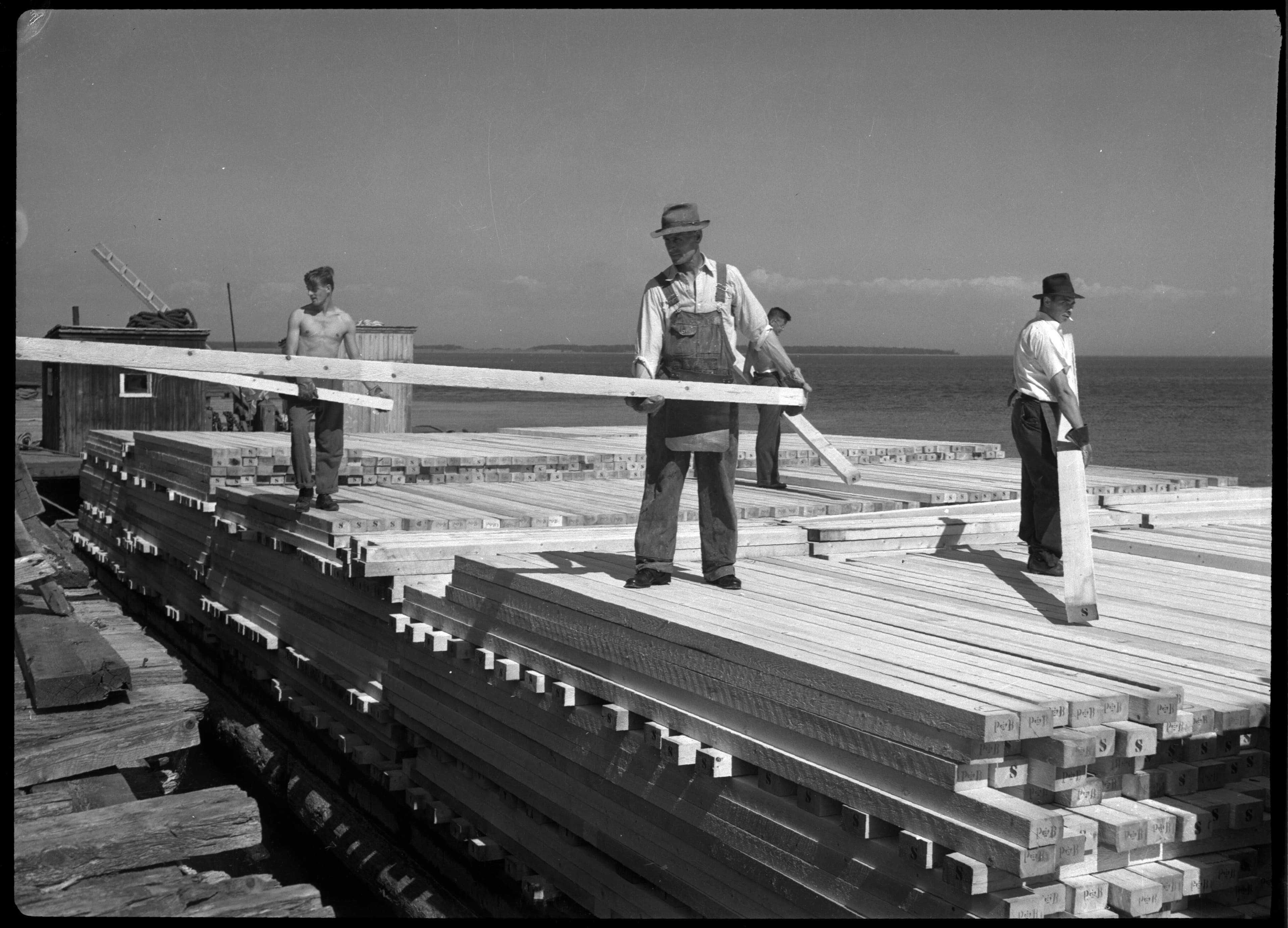 Chargement de bois à la scierie Price Brothers à Rimouski, 1944.