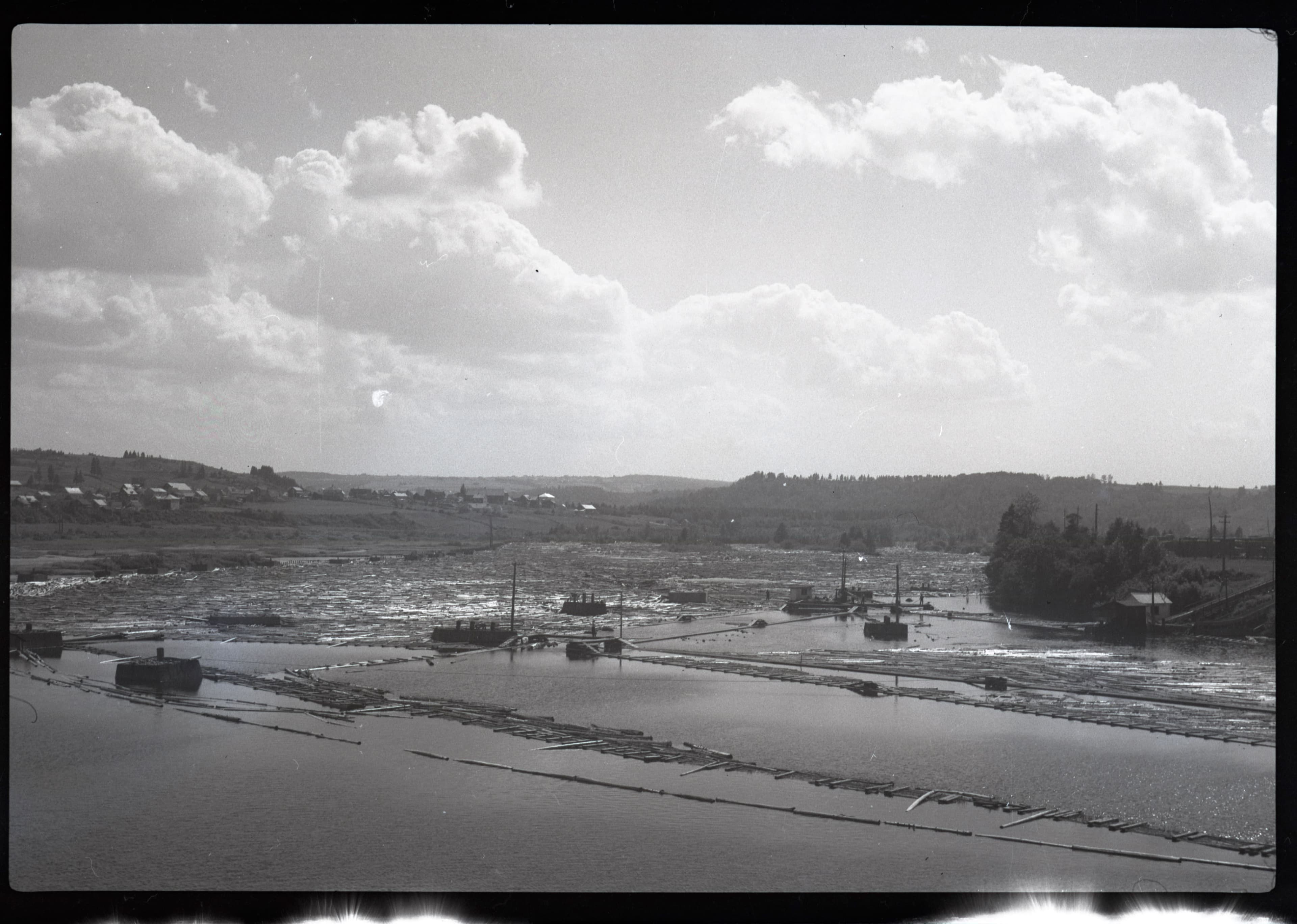 Flottage de bois sur la rivière Rimouski émanant de la Compagnie Price Brothers, 1948.