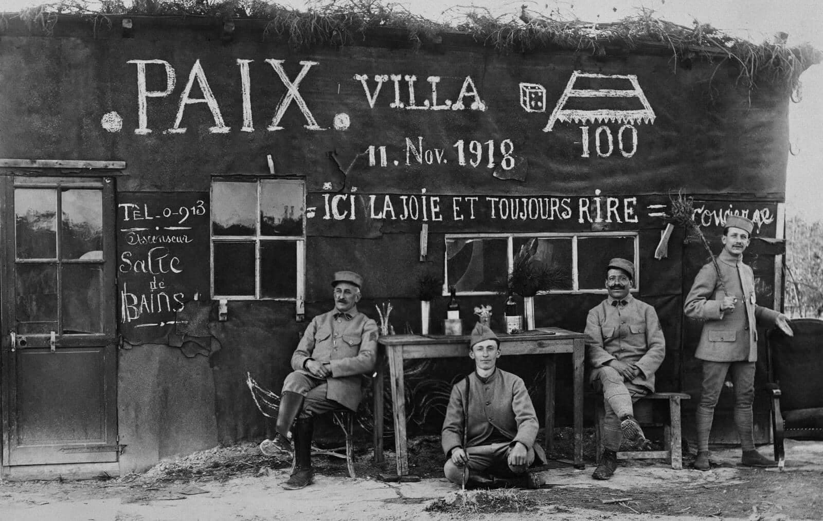 Guerre 1914-1918. L'armistice du 11 novembre 1918, fêté au front.