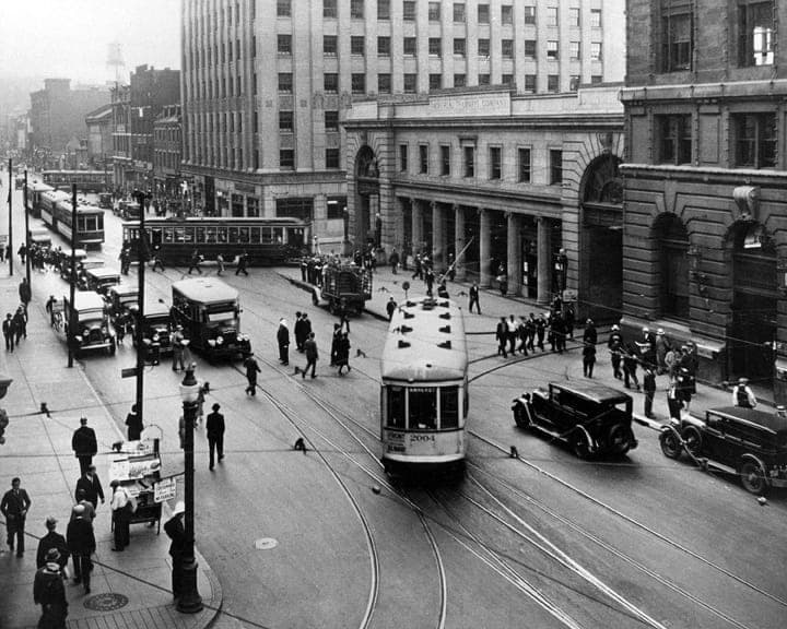 À son apogée, au début des années 1920, le réseau de tramways de Montréal compte 500 km et plus de 900 véhicules. Il enregistre près de 230 millions de passages par année.
