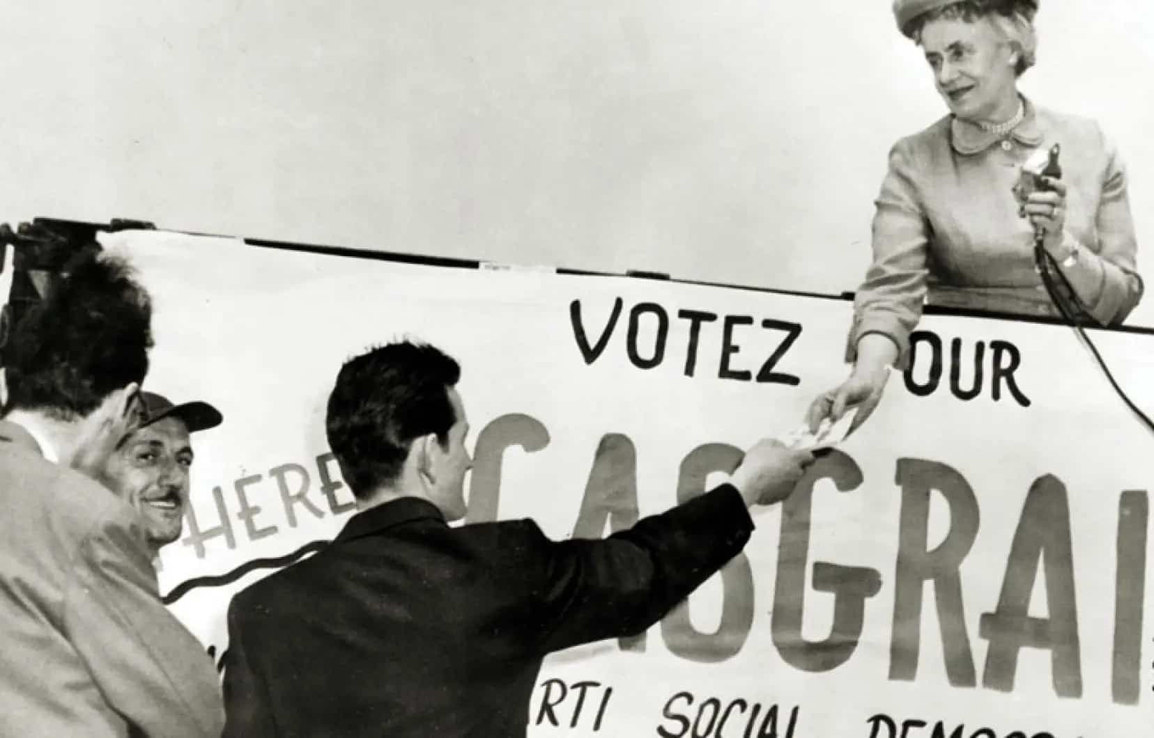 Thérèse Casgrain.
Elle présentera sa candidature en 1942 dans la circonscription fédérale de Charlevoix-Saguenay. 
Pendant 20 ans, entre 1942 et 1962, Mme Casgrain sera défaite à neuf reprises lors d’élections aux paliers provinciale et fédérale. En 1951, elle deviendra la première femme à diriger un parti politique au Québec quand elle prendra la chefferie de l’aile provinciale de la Fédération du Commonwealth coopératif (CCF).