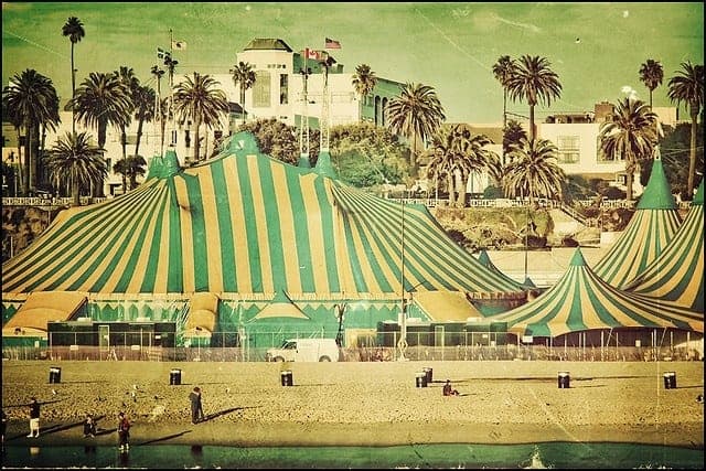 Le Montreal Gazette écrit à la fin de 1986: «Le Festival de Los Angeles présentera trois semaines de théâtre, de danse et de musique internationaux en septembre prochain. [...]  La crème de la crème de la communauté du showbiz hollywoodien devrait assister à la soirée d’ouverture du festival… Et devinez qui sera la tête d’affiche de la soirée d’ouverture. Nul autre que le populaire Cirque du Soleil.» [traduction libre]