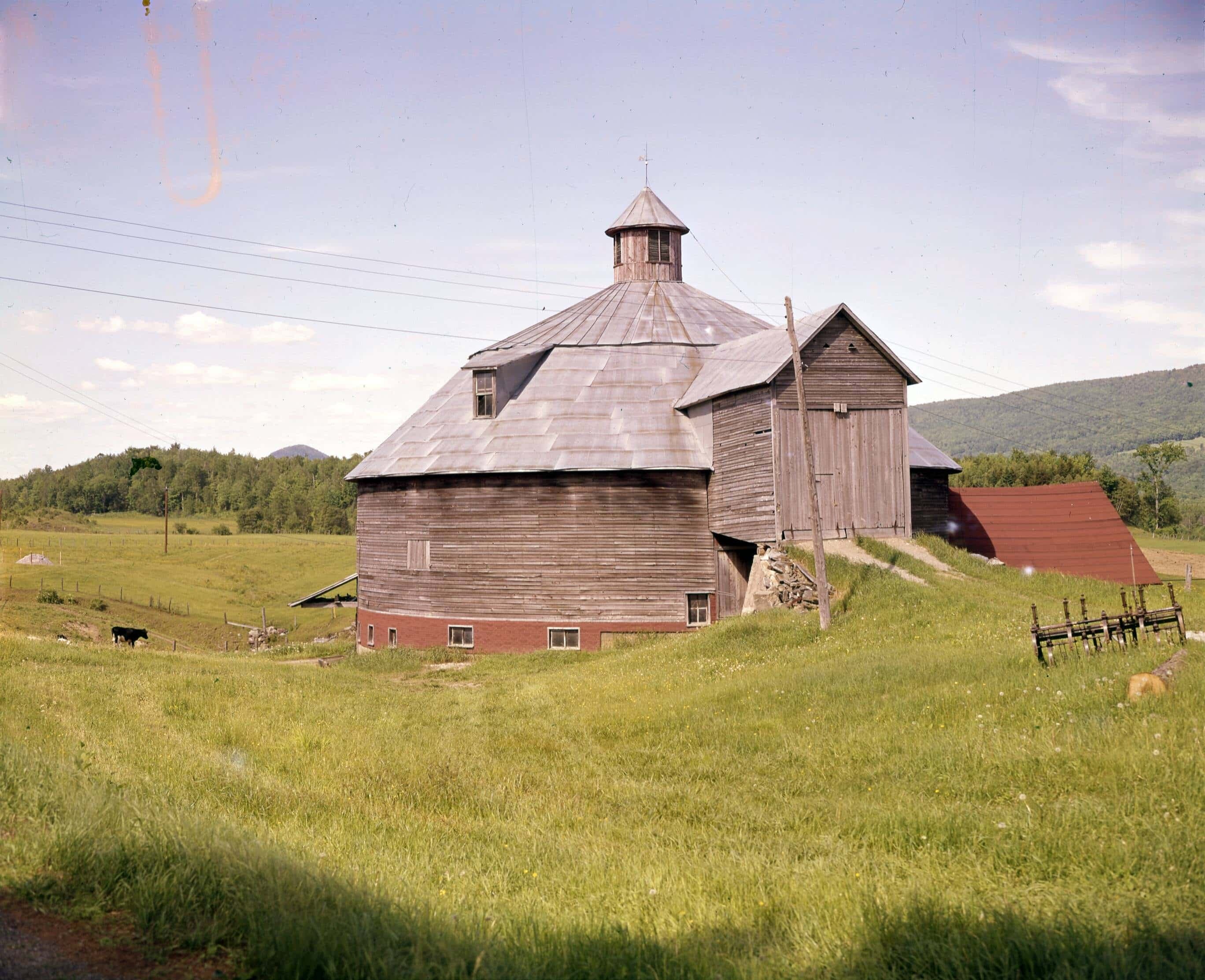 Bâtiment de ferme (grange circulaire) typique de l’Estrie, vers 1967.
