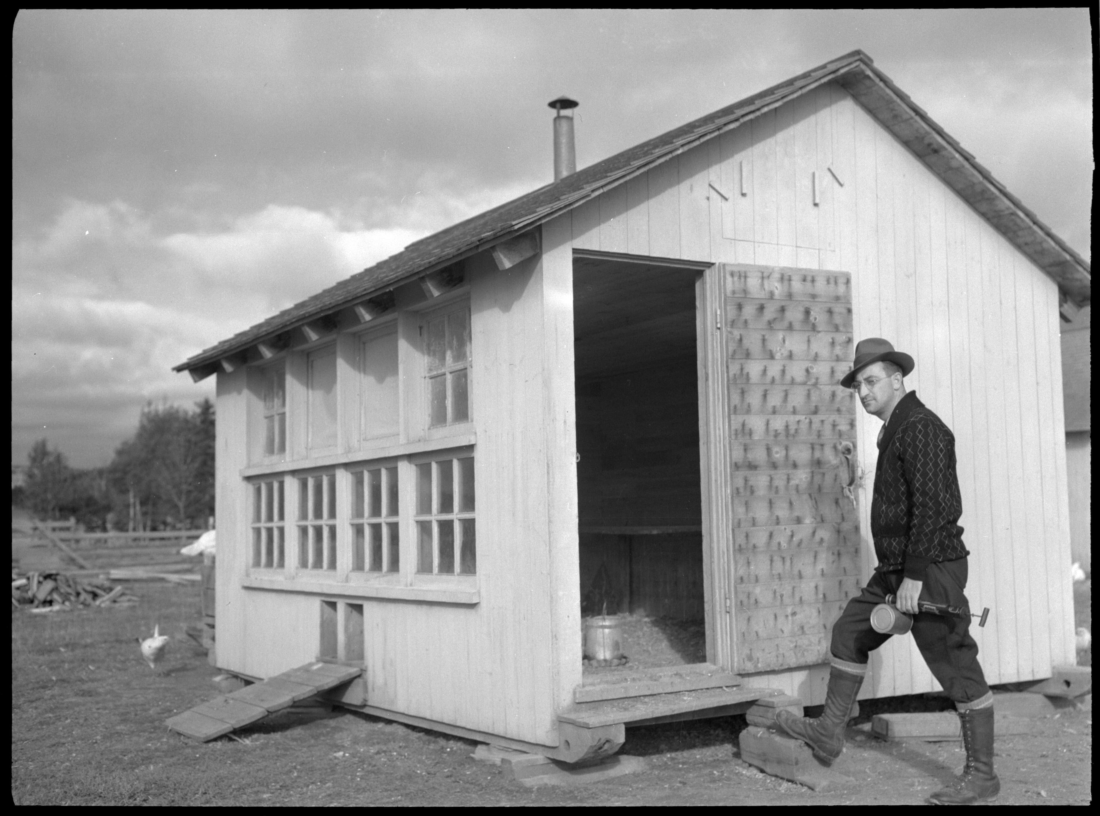 Désinfection d'un poulailler à Ville-Marie, comté de Témiscamingue, 1942.