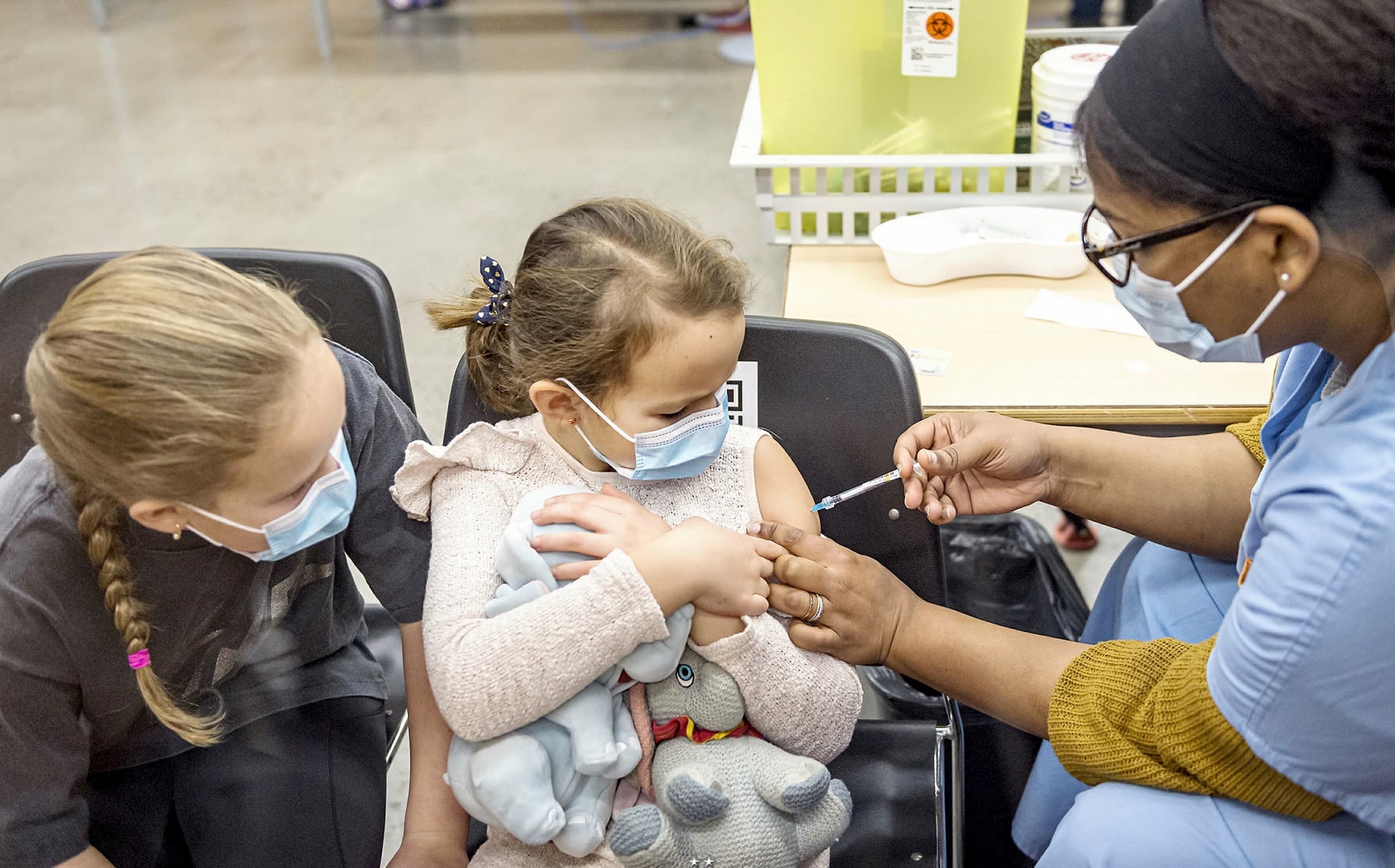 Jeanne Lavallée (8 ans) se fait vacciner accompagnée de sa soeur Marion (10 ans).