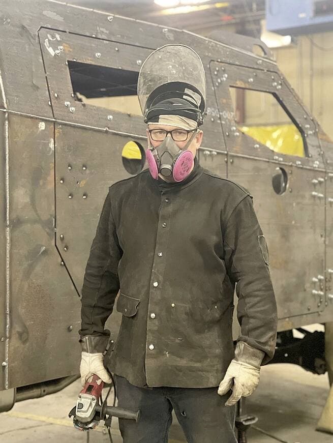 Constantin travaille depuis le mois de juillet chez Roshel. Il travaille comme superviseur des travaux de soudure pour le véhicule blindé que le Canada offrira à l'Ukraine.