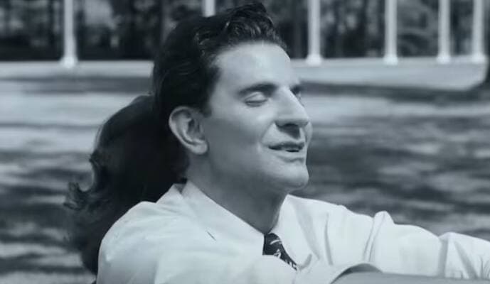 Bradley Cooper incarne Leonard Bernstein dans «Maestro».