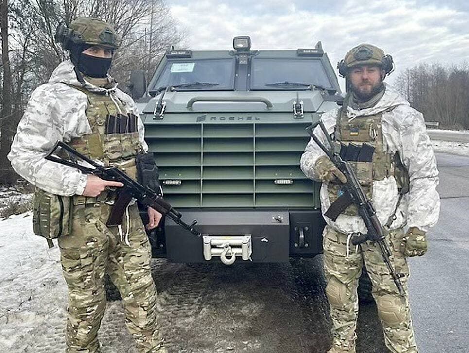 Des amis de Constantin posent devant un Senator de Roshel à Vovchensk, ville à 4 kilomètres de la frontière avec la Russie.