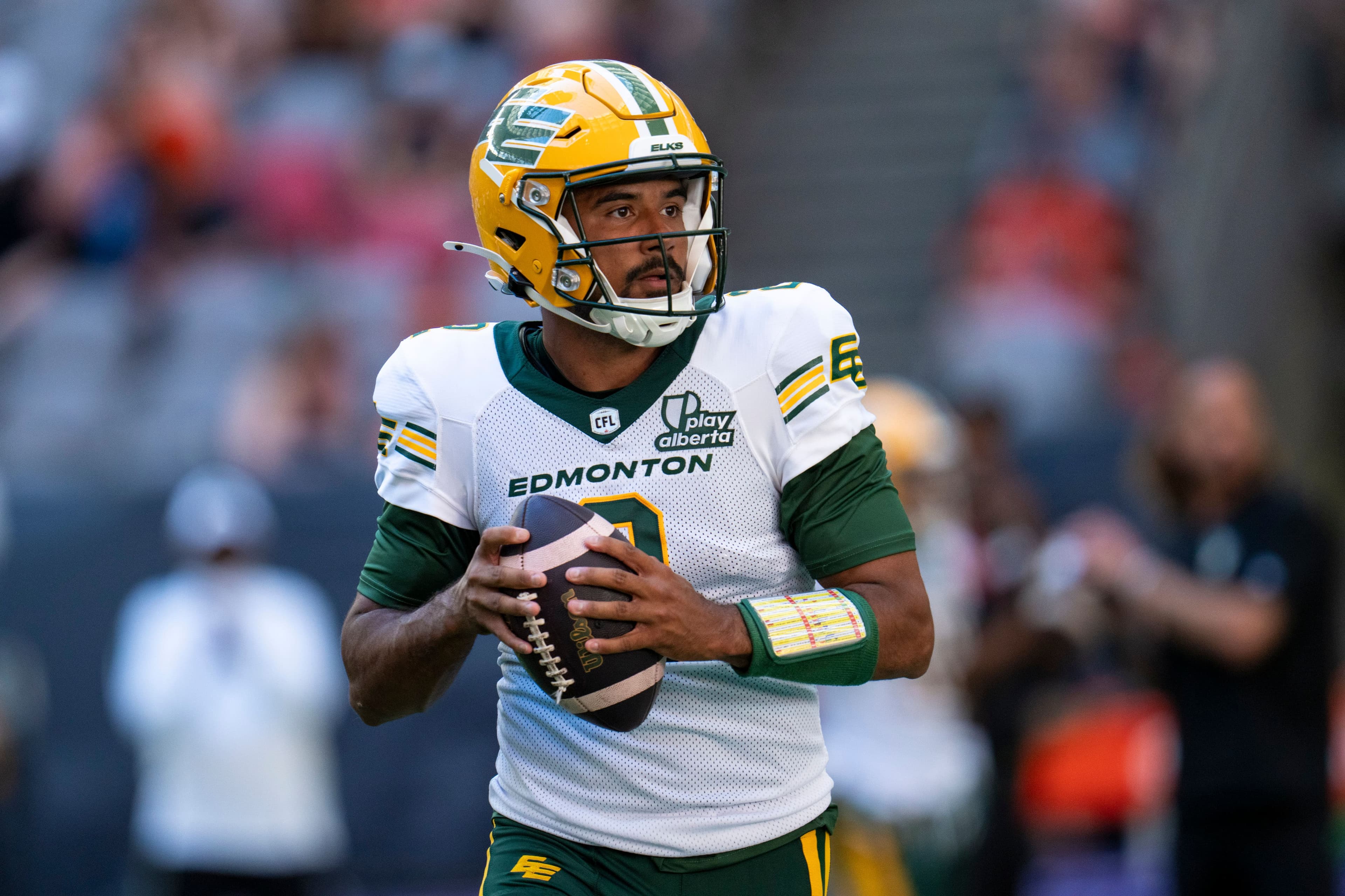 Le quart-arrière des Elks d’Edmonton Tre Ford affrontait les Lions de la Colombie-Britannique, le samedi 7 juin 2025, à Vancouver.